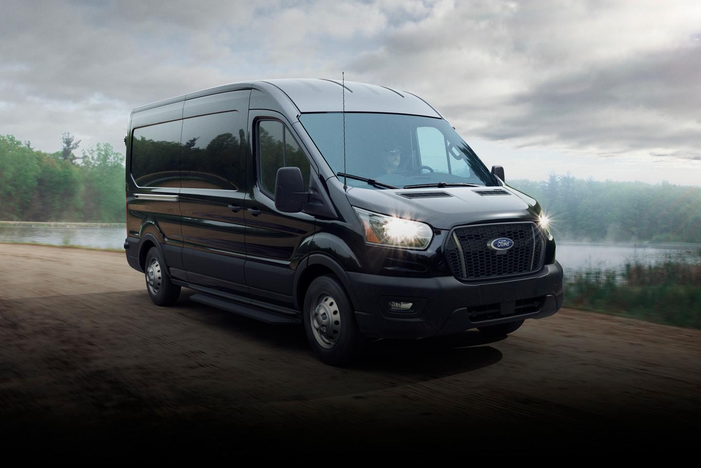 Fourgonnette Ford Transit® 2026 traversant un pont