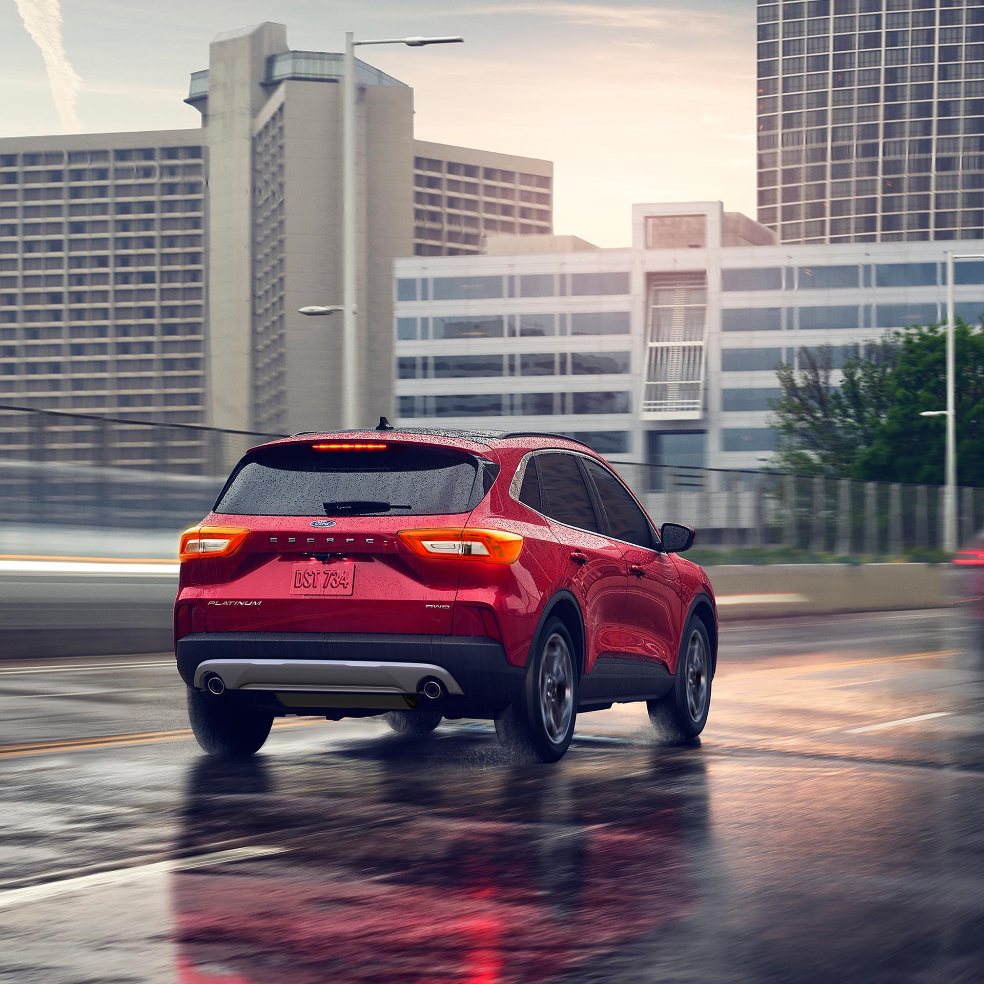 Un Ford Escape 2026 de couleur rouge circulant dans une ville