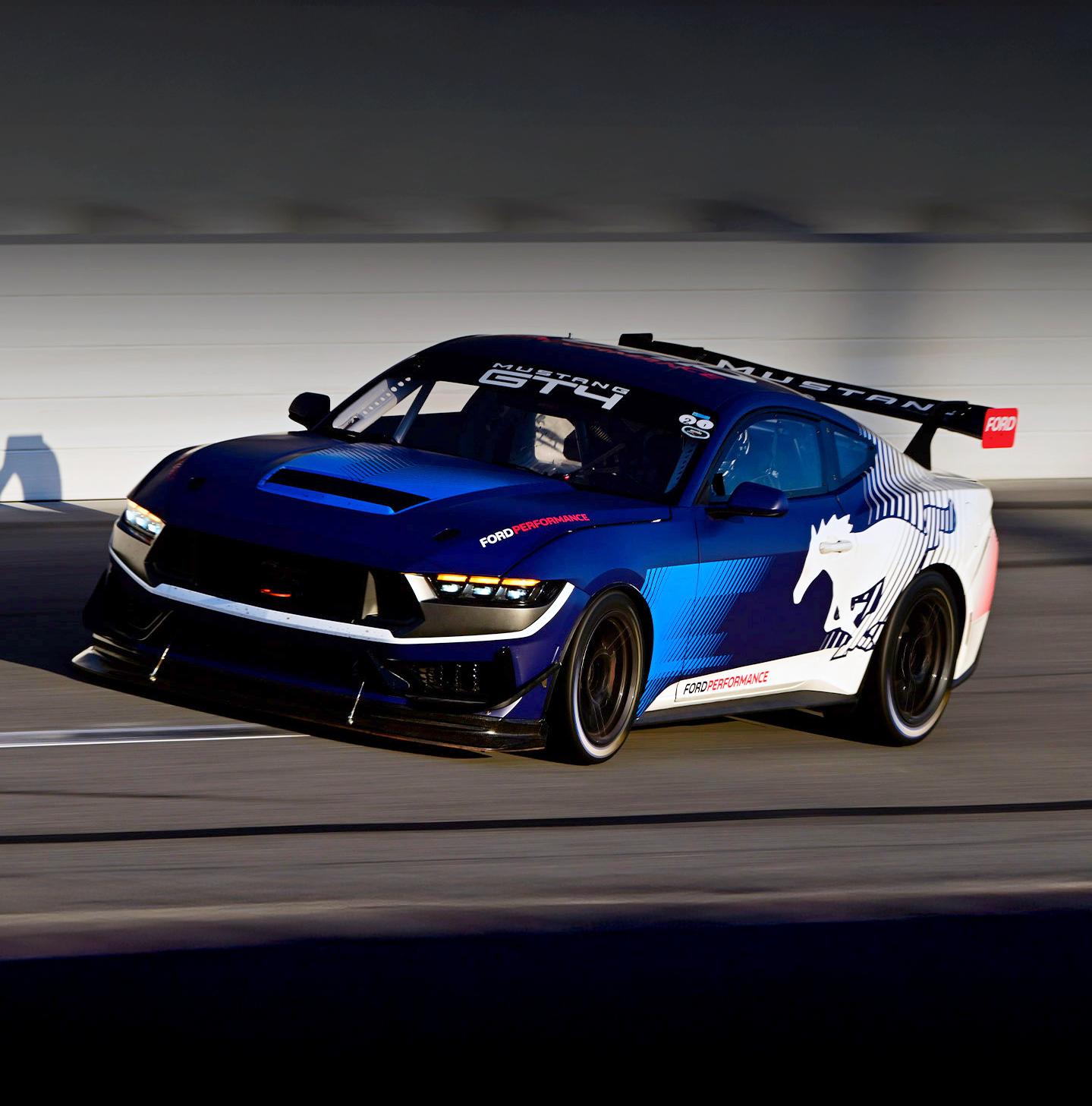 Mustang GT4 sur une piste de course.