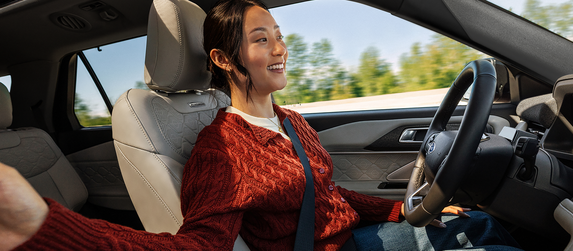 Une femme au volant d’un VUS Ford Explorer® 2027 avec la fonction de conduite mains libres sur autoroute BlueCruise en option activée
