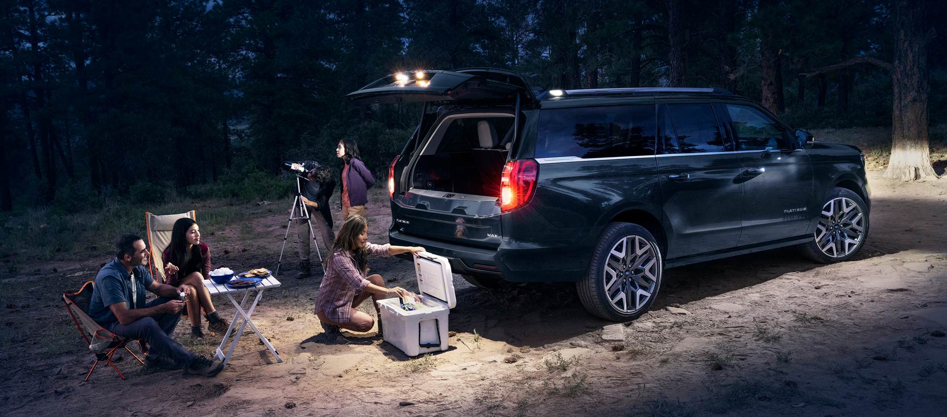 VUS Ford Expedition® MAX Platinum™ 2027 avec éclairage de zone à 360 degrés en option, avec des personnes à proximité