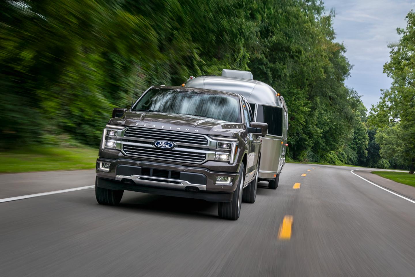 Modèle Ford F-150® Platinum® 2026 tirant une caravane Airstream