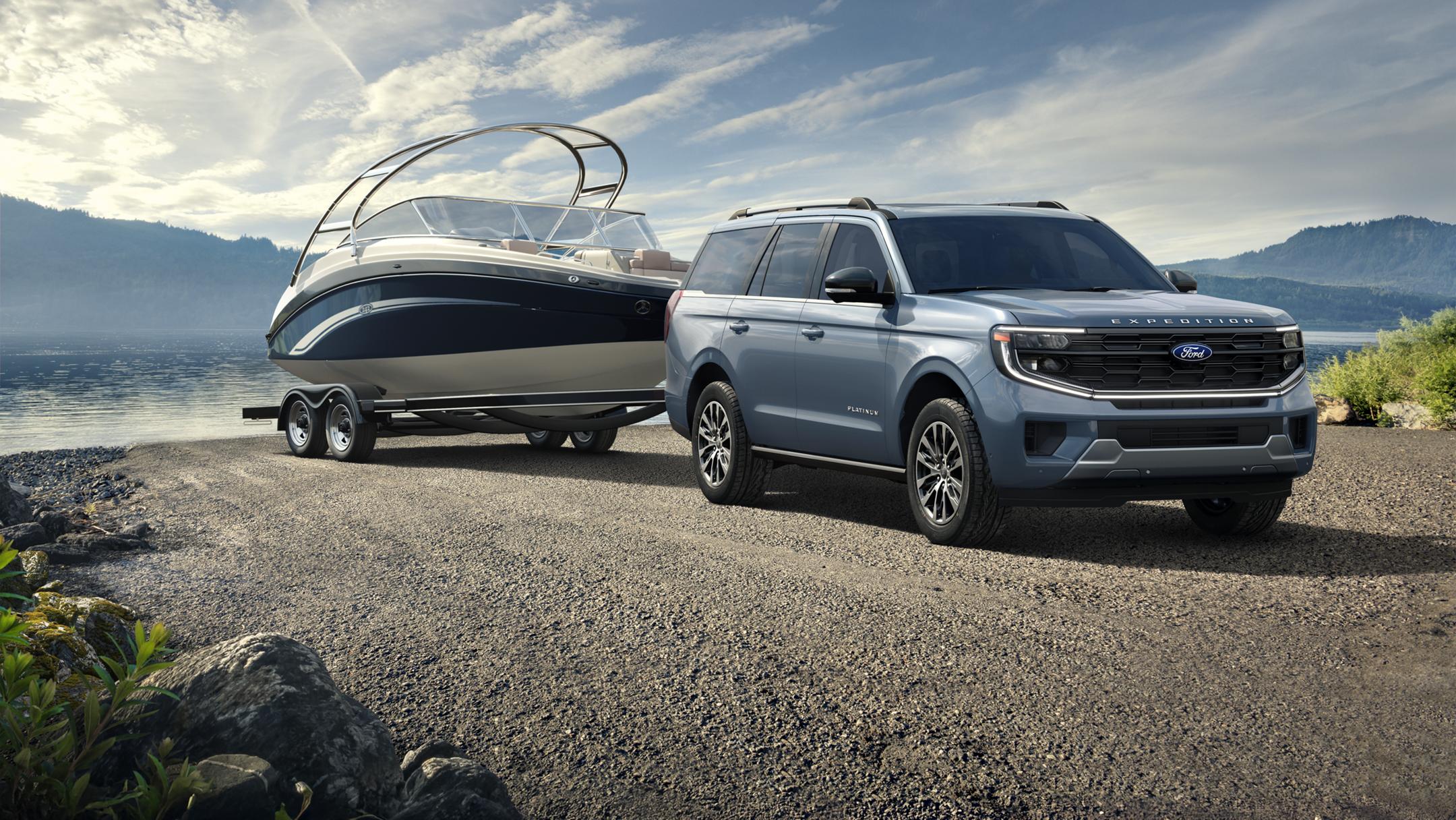 Ford Explorer avec remorque attachée, garé près d'un lac.