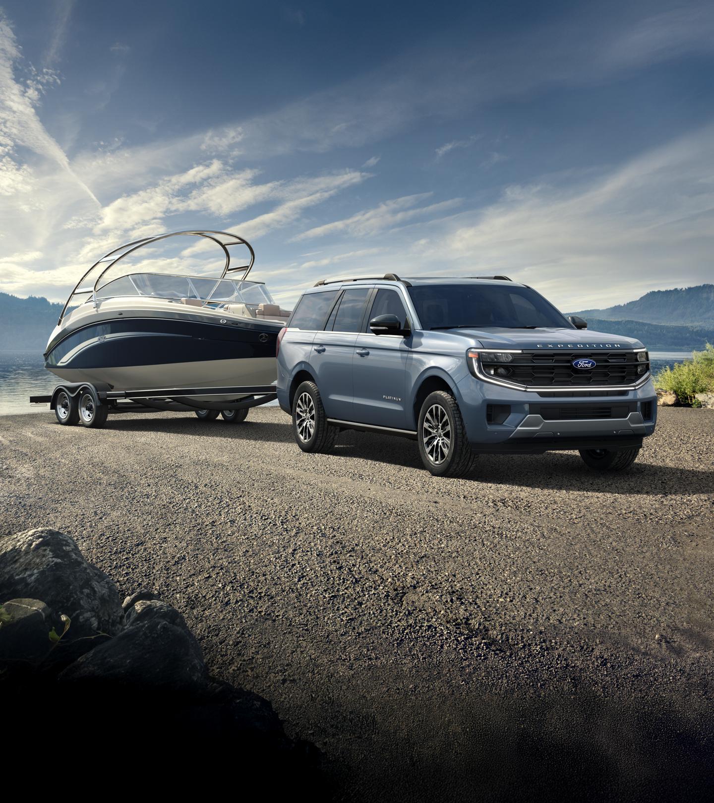 Ford Explorer avec remorque attachée, garé près d'un lac.