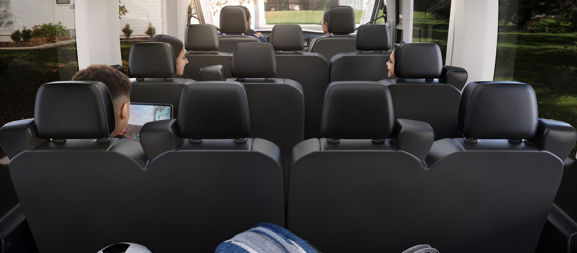 Sièges pouvant accueillir jusqu’à 15 passagers à l’intérieur d’une fourgonnette Ford Transit® 2026