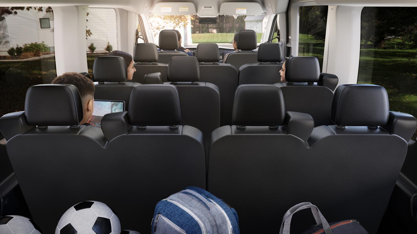 Sièges pouvant accueillir jusqu’à 15 passagers à l’intérieur d’une fourgonnette Ford Transit® 2026