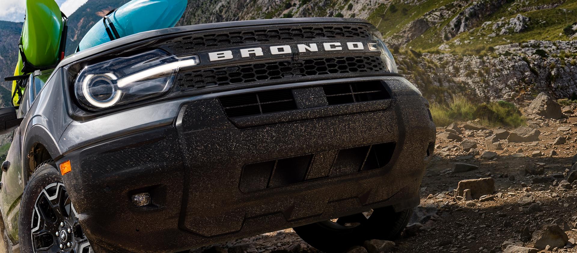 Un VUS Ford Bronco Sport® 2026 roulant sur une pente sur un terrain rocailleux
