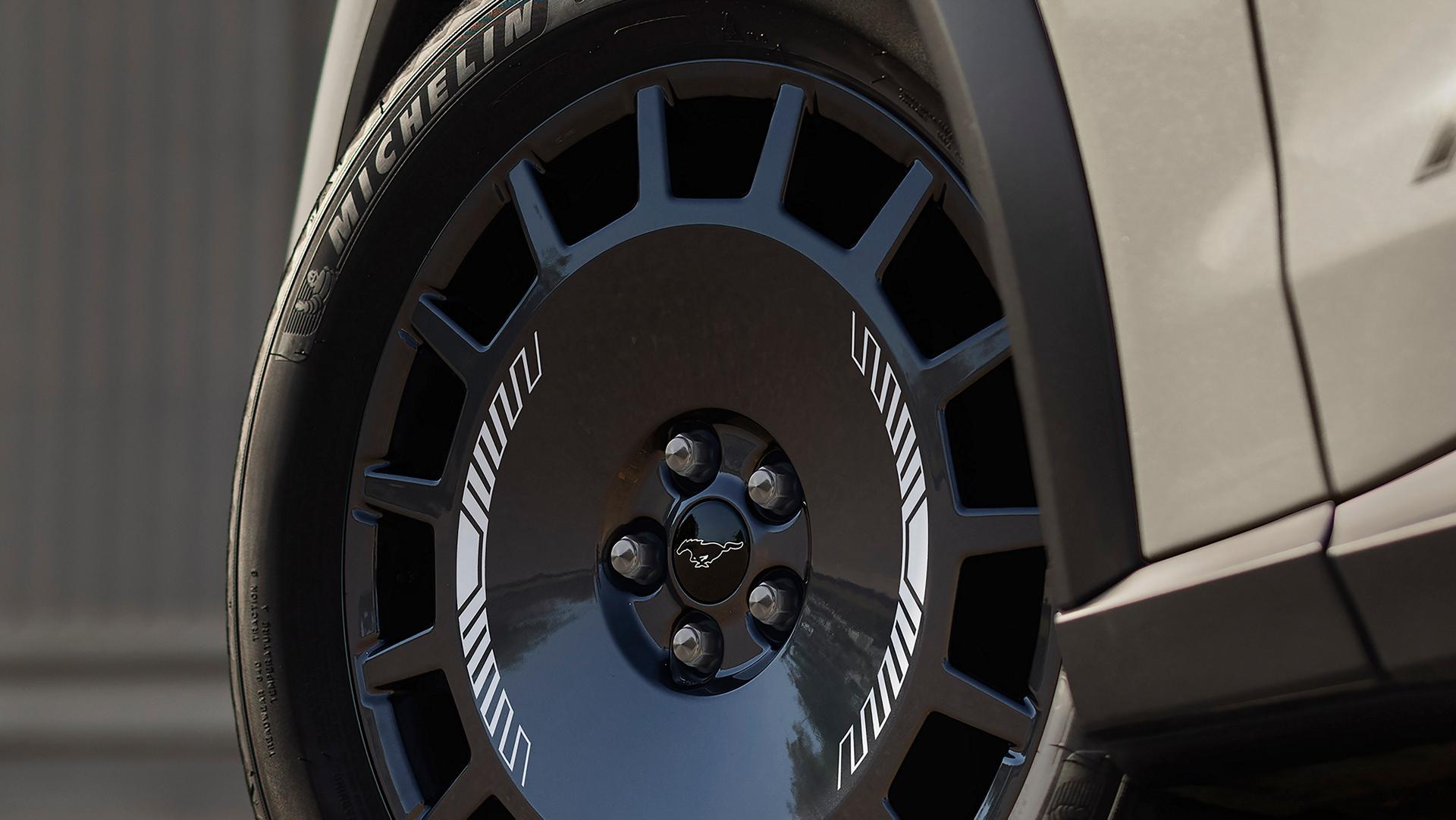 Jantes gris carbonisé foncé de 19 po avec pneus de performance Michelin® CrossClimate®2 sur le modèle Ford Mustang Mach-E® Rally 2025