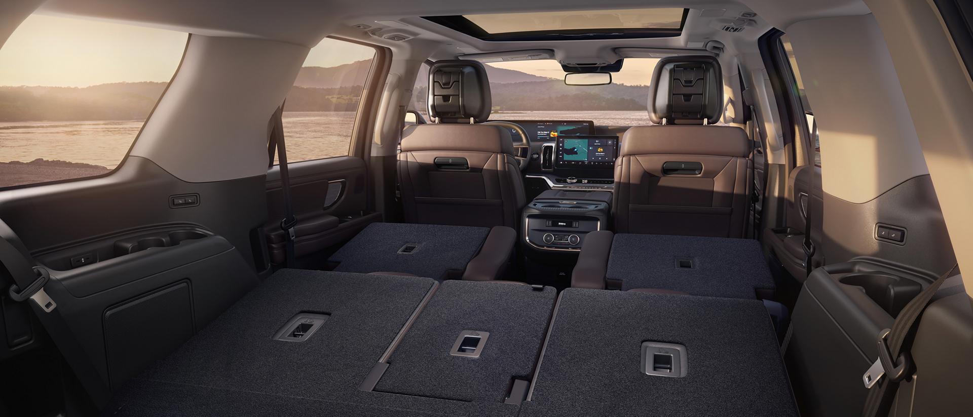 Zone de chargement arrière du VUS Ford Expedition® Platinum™ 2027 avec sièges rabattus à plat