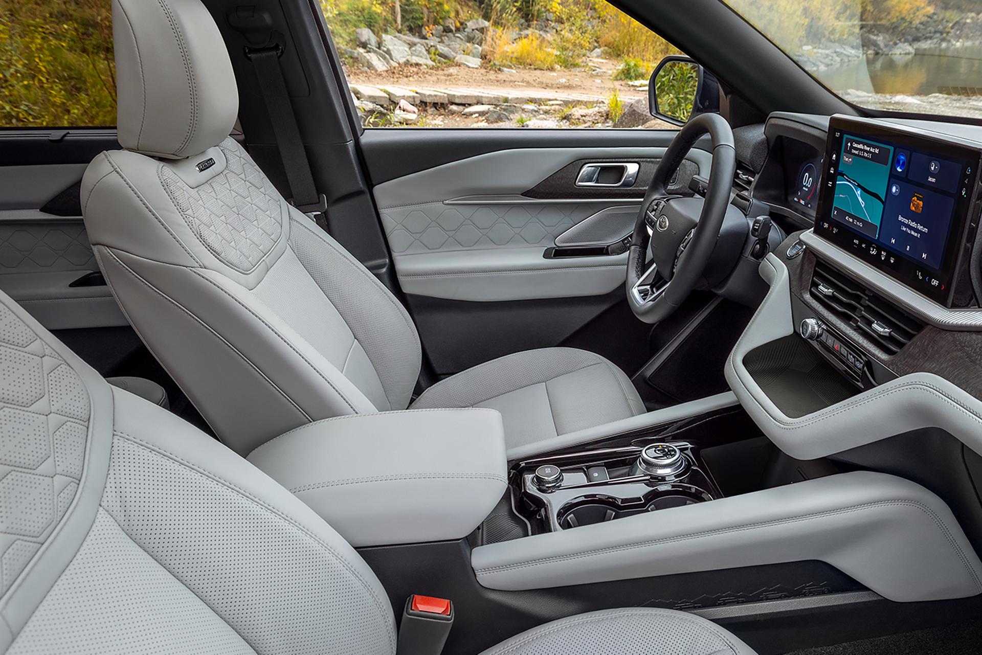 L’intérieur d’un VUS Ford Explorer® Platinum™ 2027, montrant l’ensemble en cuir Lux en option