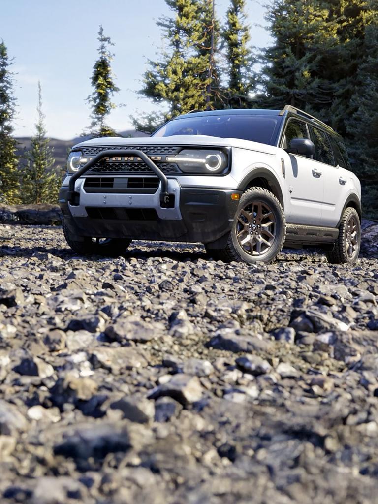 VUS Ford Bronco Sport® 2026 stationné dans les bois entouré d’arbres