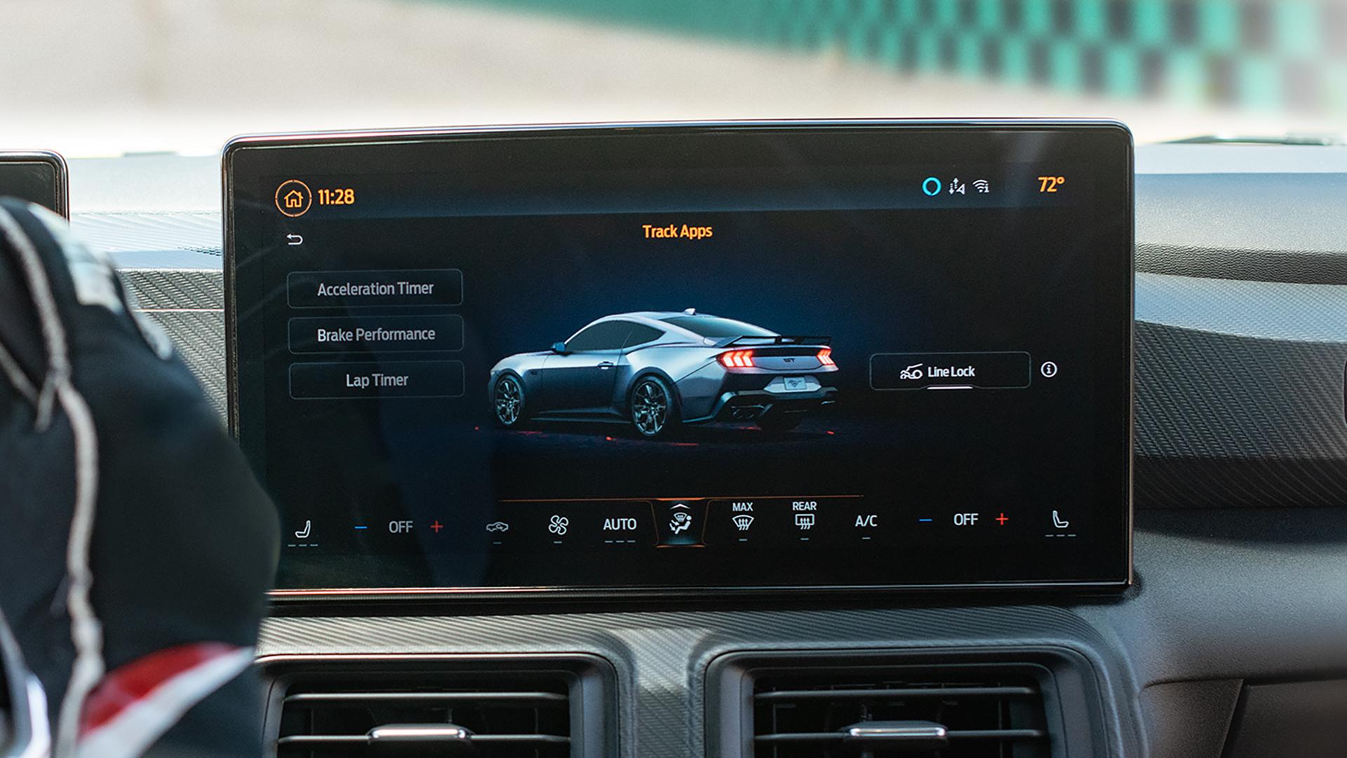 Personne conduisant un modèle Ford Mustang® 2026 avec Track Apps® sur un circuit fermé