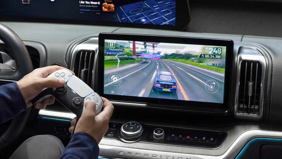 Écran central de 13,2 po d’un VUS Ford Expedition® 2027 stationné, avec le conducteur jouant à un jeu vidéo