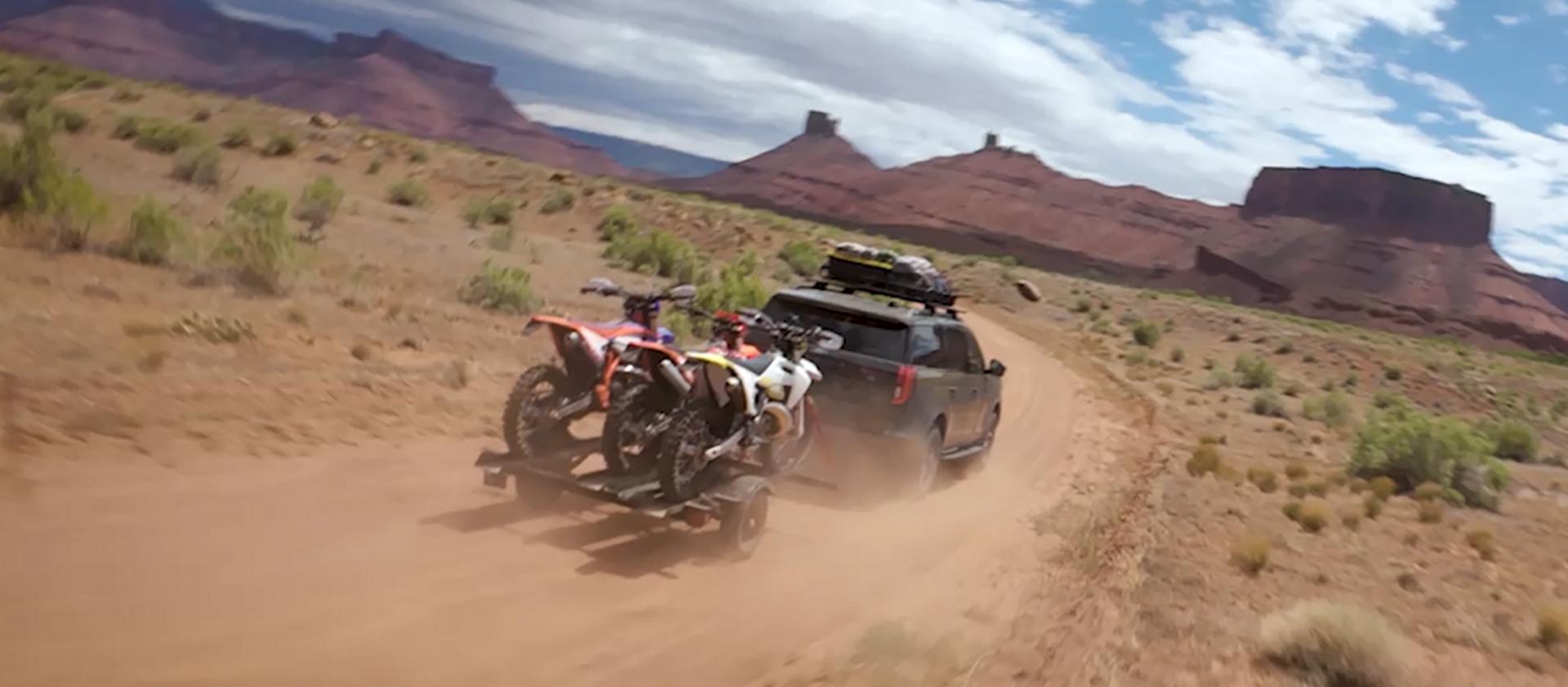 Modèle Ford Expedition® Tremor® 2026 circulant dans le désert et tirant une remorque