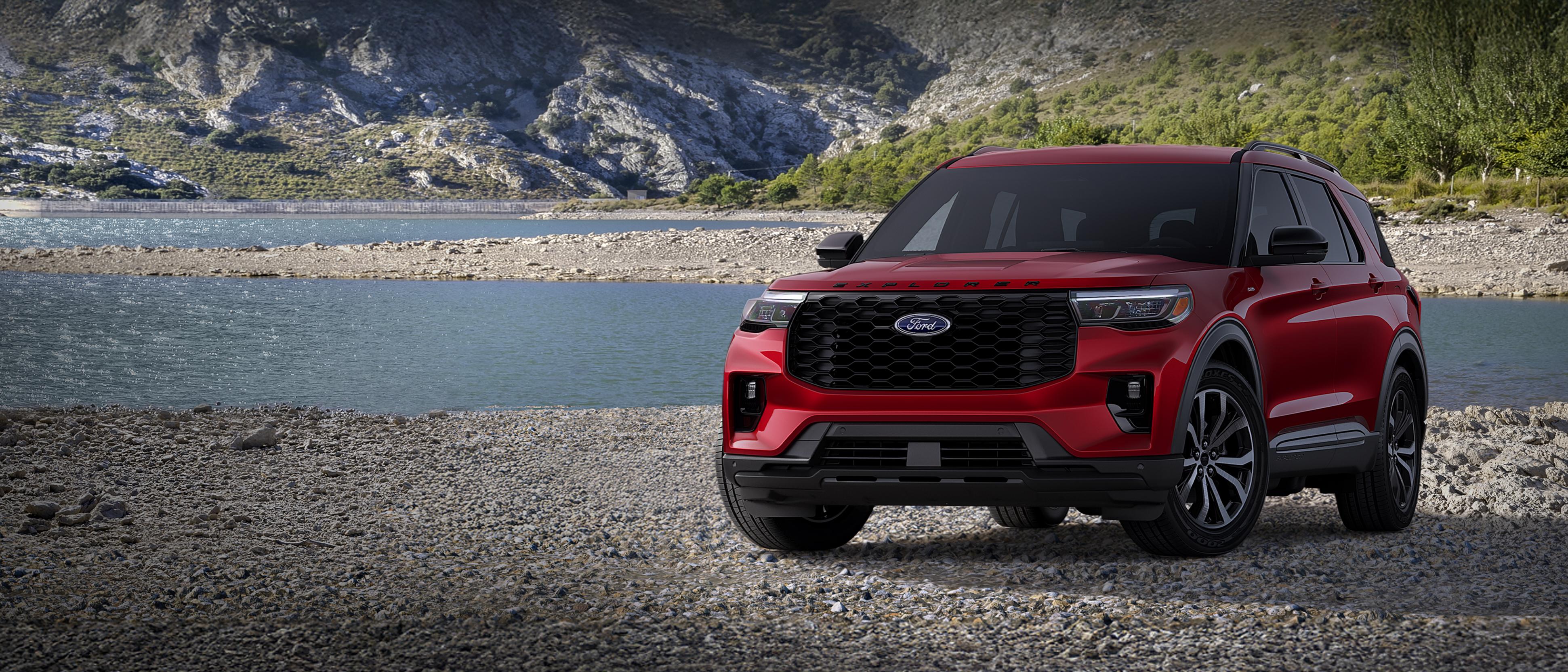 Un modèle Ford Explorer® ST-Line 2026 stationné sur une étendue rocheuse, près d’un lac de montagne
