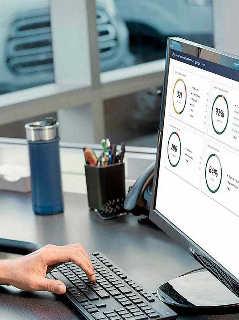 Un homme au bureau regardant un écran d’ordinateur avec des diagrammes circulaires en pourcentage
