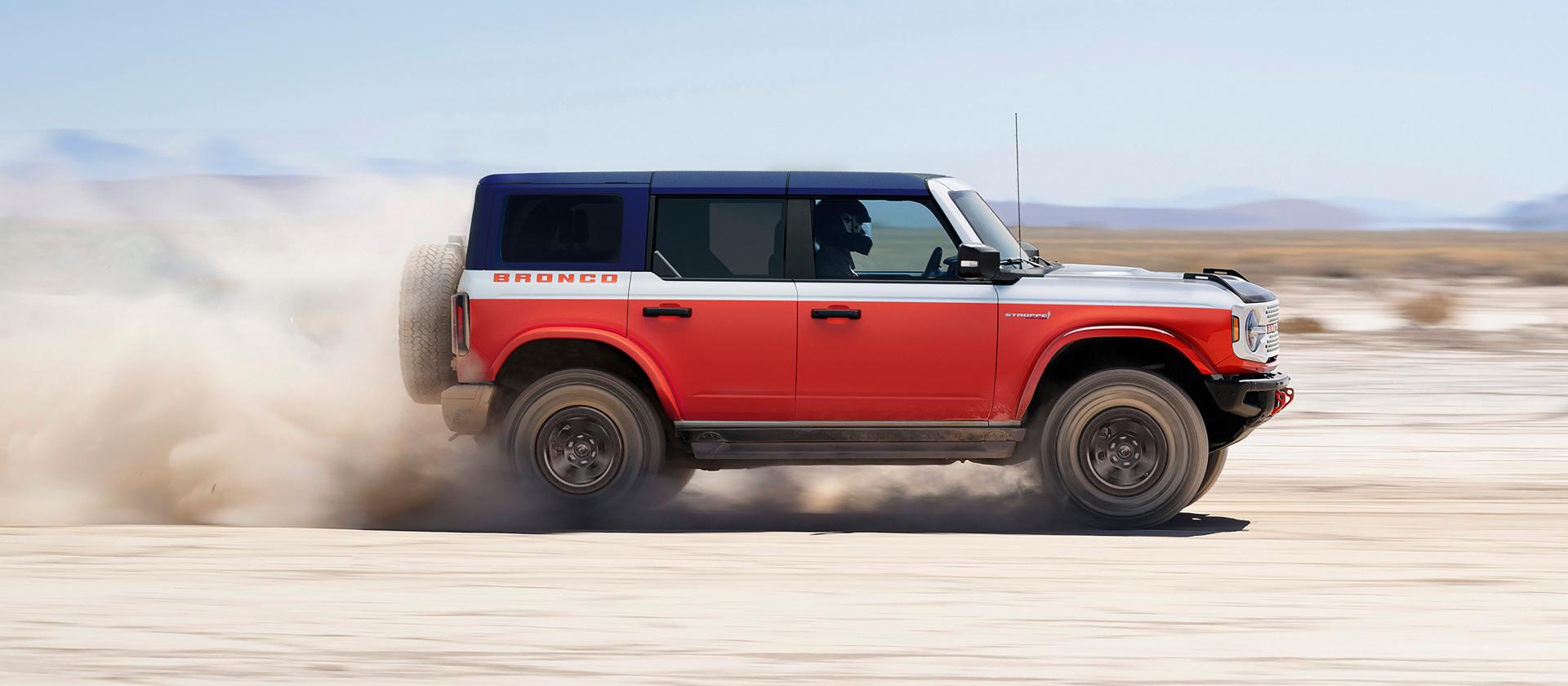 Un VUS Ford Bronco® Stroppe Edition 2026 soulevant du sable sur une plage