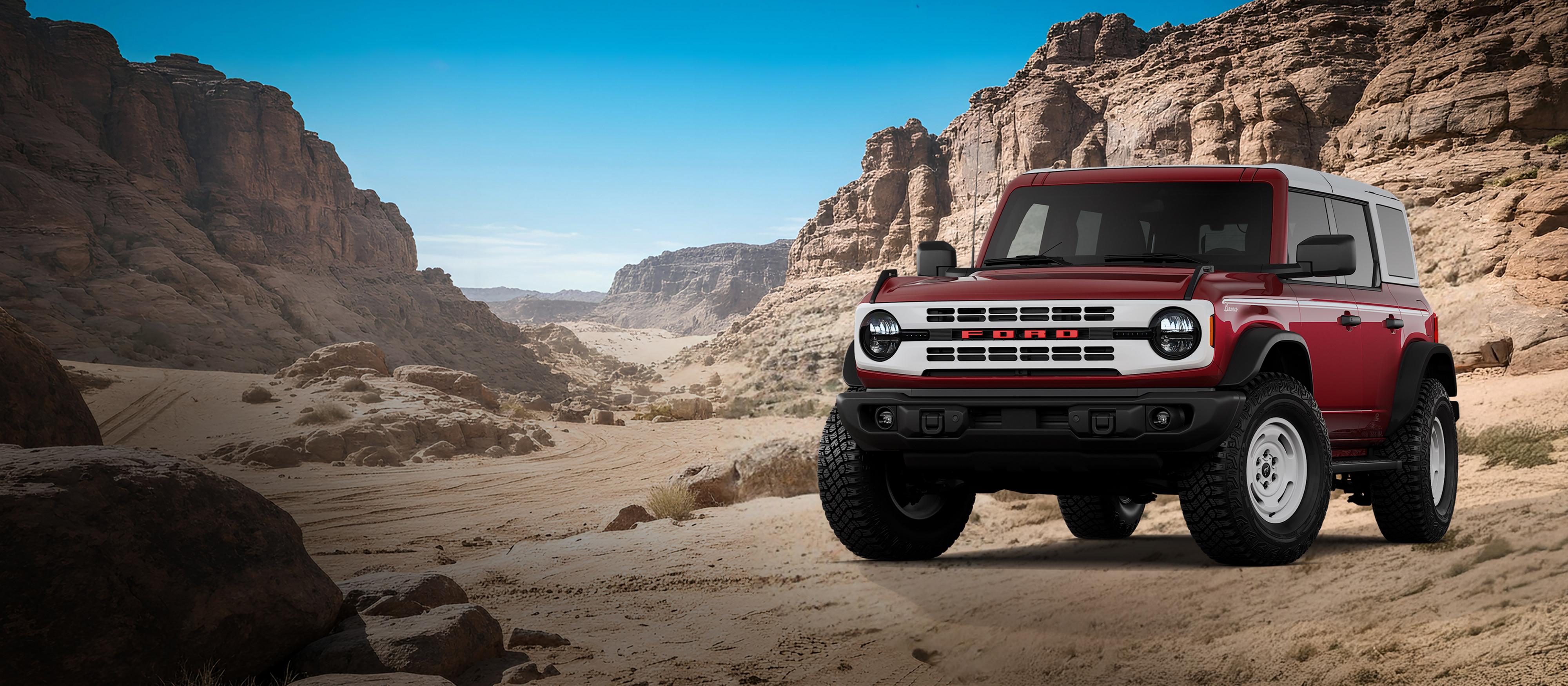 Un modèle Ford Bronco® Heritage Edition 2026 présenté en bleu vitesse métallisé stationné sur une étendue rocheuse