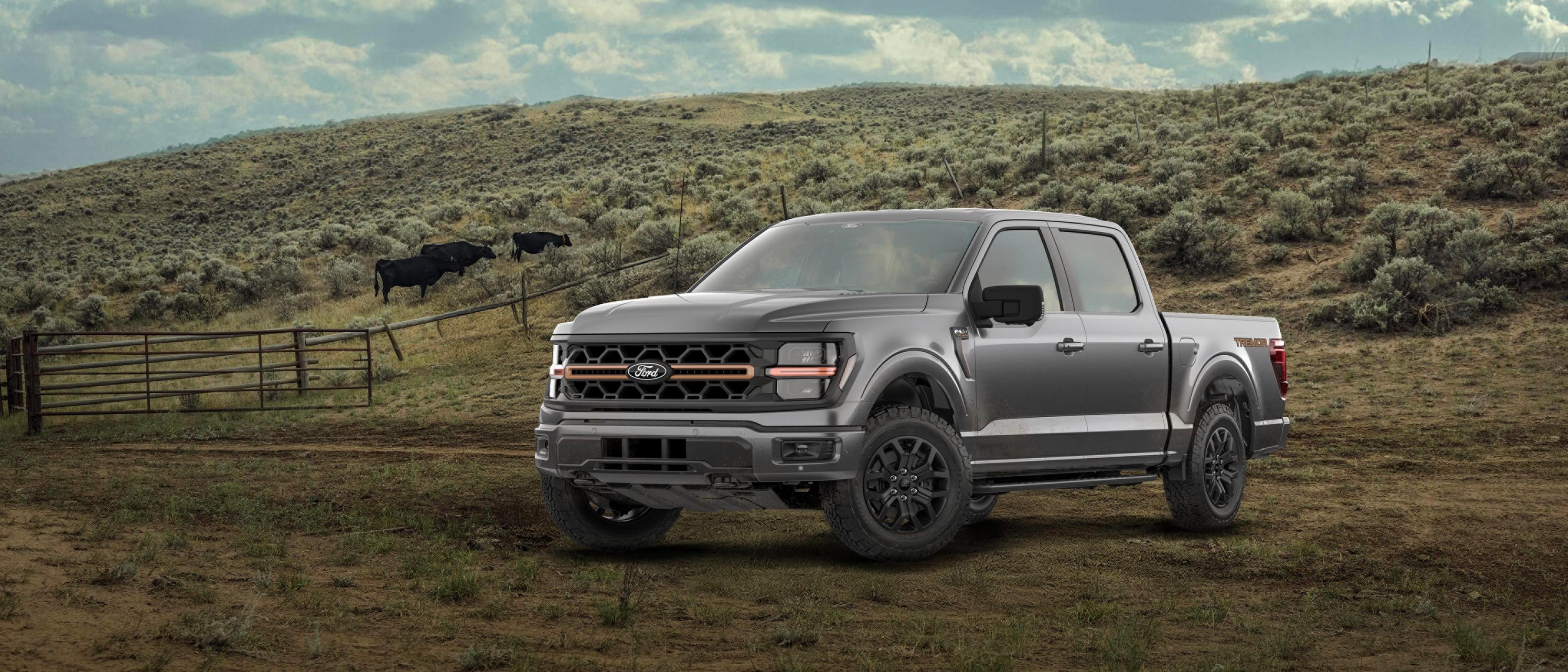 Modèle Ford F-150® Tremor® 2026 stationné dans un environnement forestier