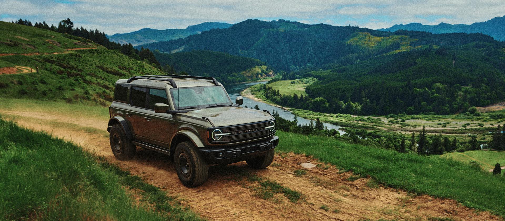 Un VUS Ford Bronco® Filson 2027 roulant sur un chemin de terre au sommet d'une colline
