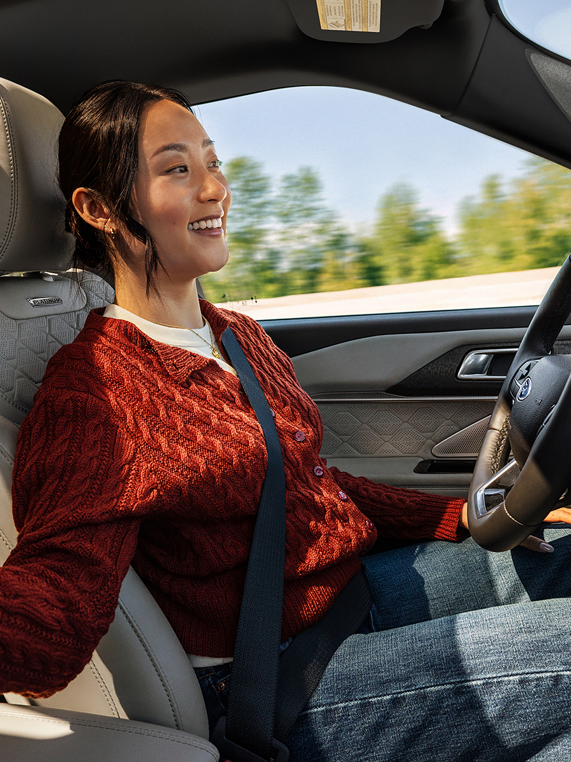 Une personne conduisant mains libres sur l’autoroute grâce au système Ford BlueCruise en option sur le VUS Ford Explorer® 2027