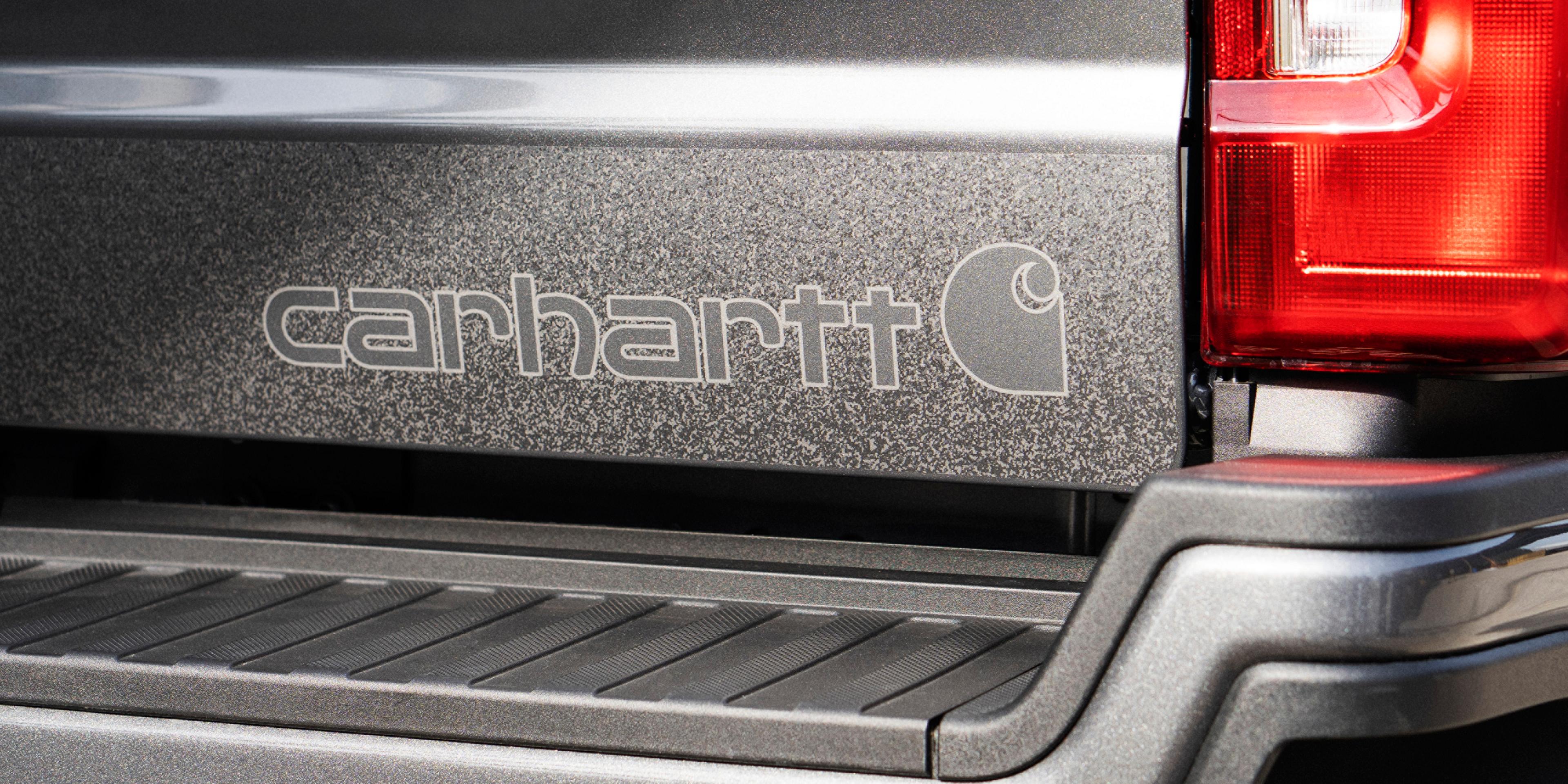 Gros plan sur le motif du hayon Carhartt®