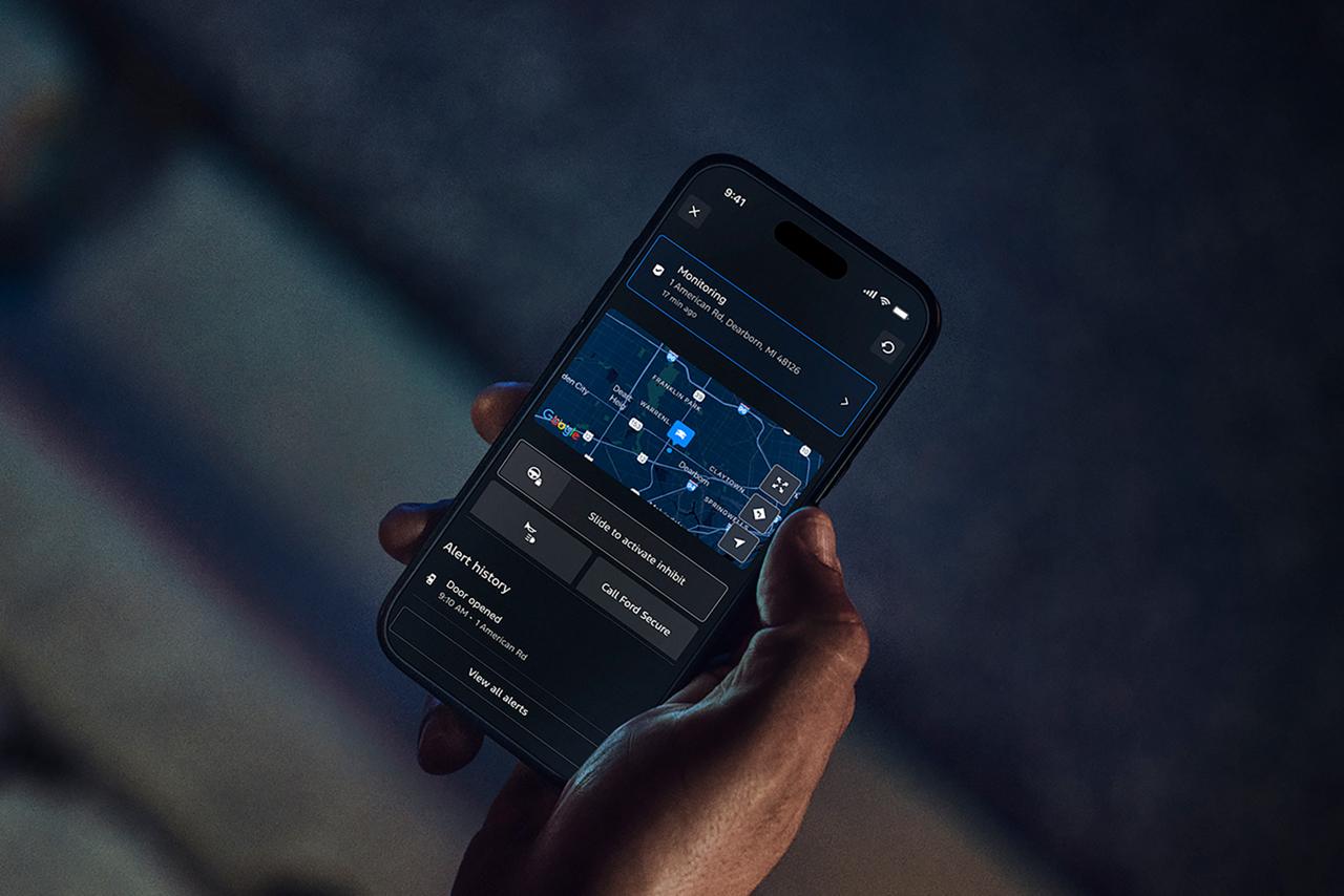 Personne recevant des alertes de l’ensemble de sécurité Ford sur un téléphone cellulaire