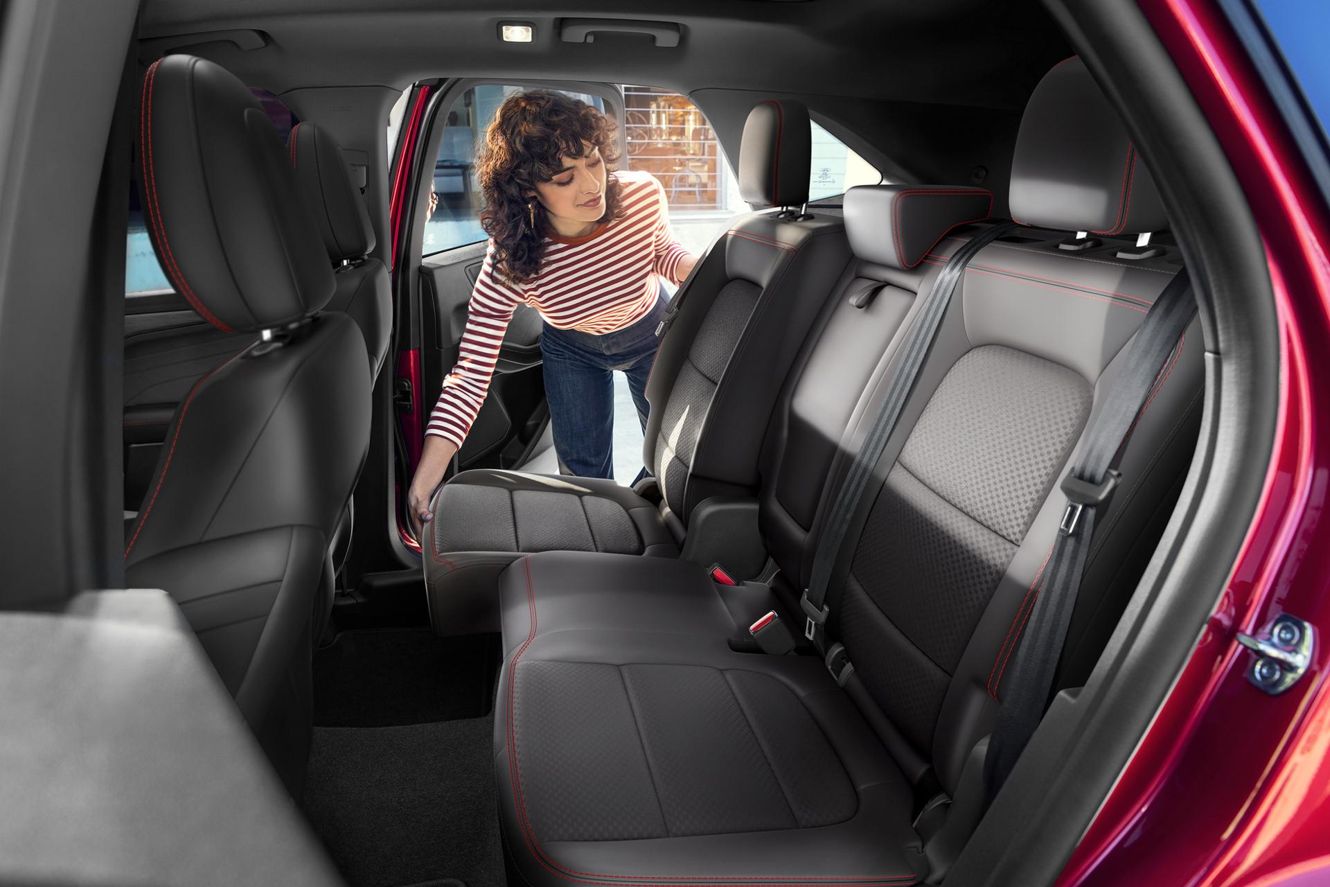 Femme ajustant la deuxième rangée coulissante repliable 60/40 du VUS Ford Escape® 2026
