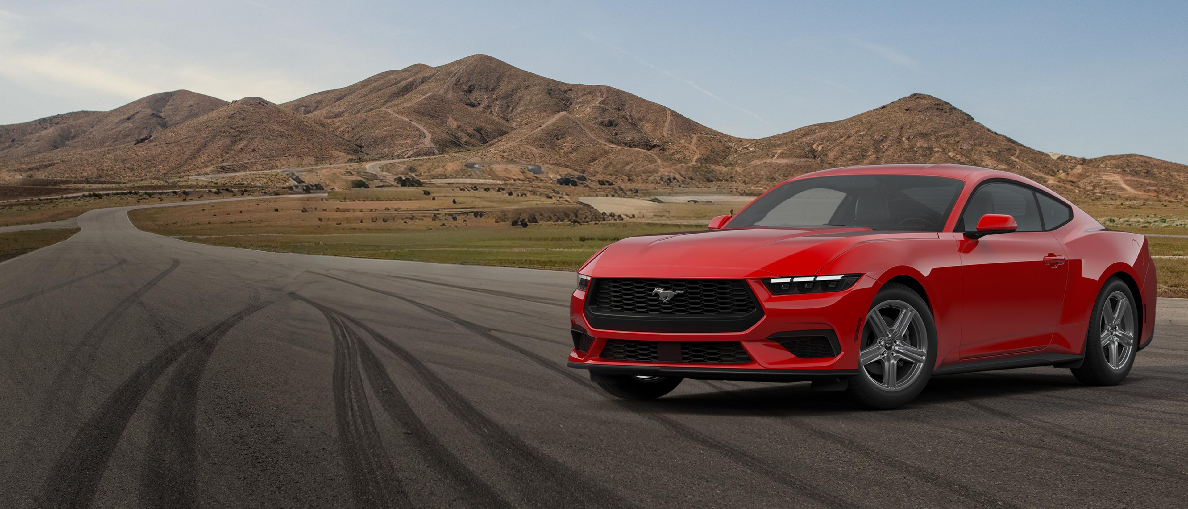 Mustang® EcoBoost® coupé 2026 stationnée sur un circuit fermé