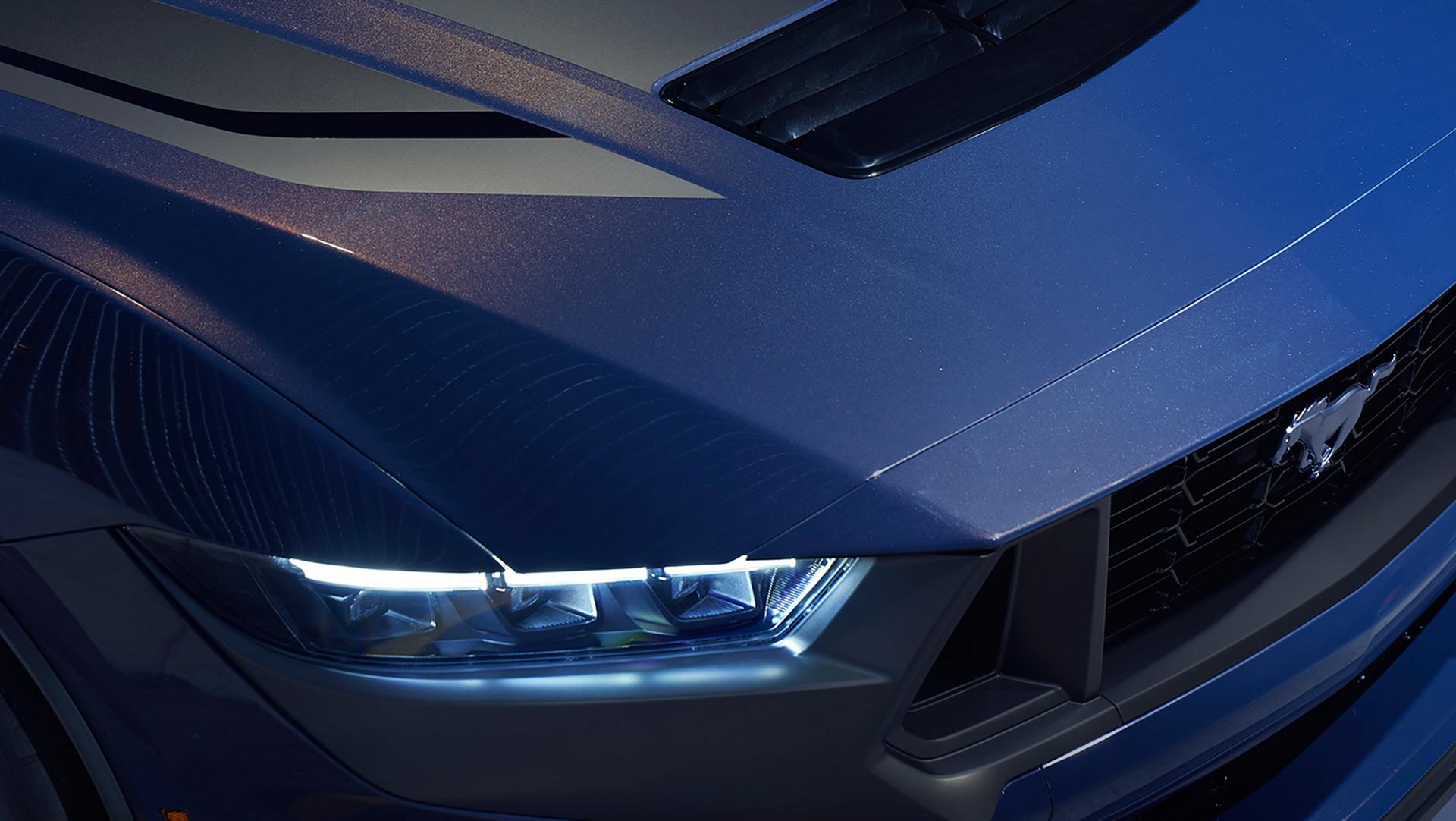 Phares de la Ford Mustang Dark Horse® 2026 et capot coupé en braise bleue métallisée en option