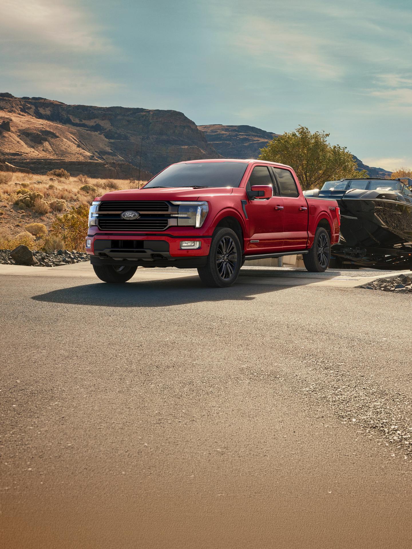 F-150 avec un bateau remorqué stationné sur un quai. 