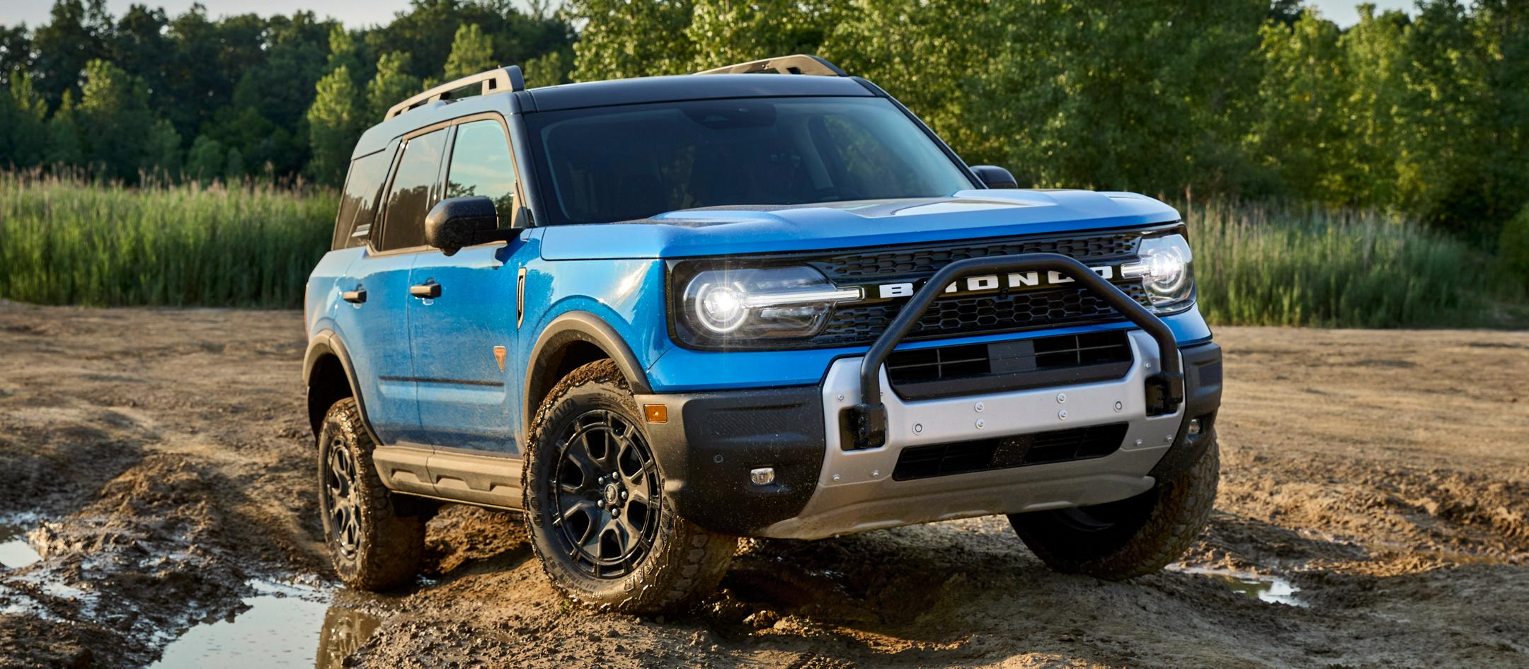 Ford Bronco Sport® 2025 conduit dans la terre et près d’une flaque de boue