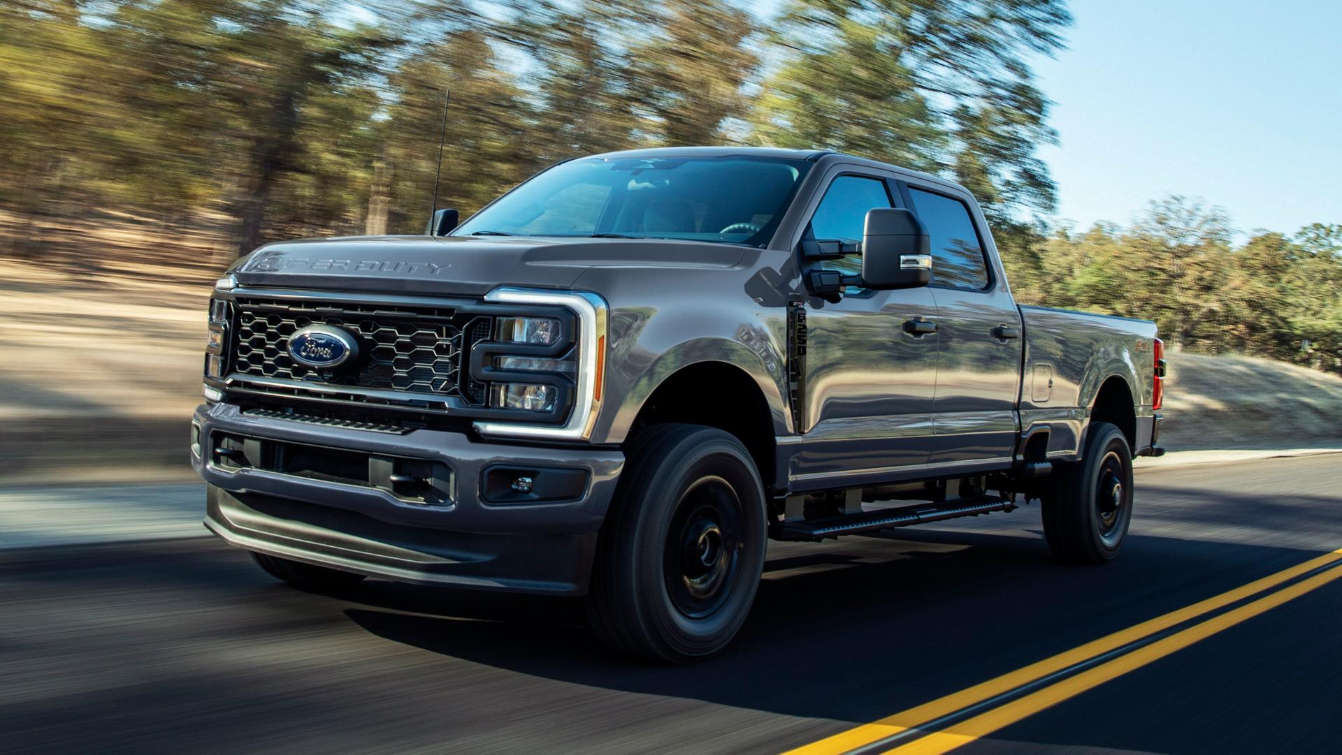 Ford Super Duty® F-250® 2026 avec ensemble décor STX® circulant sur la route