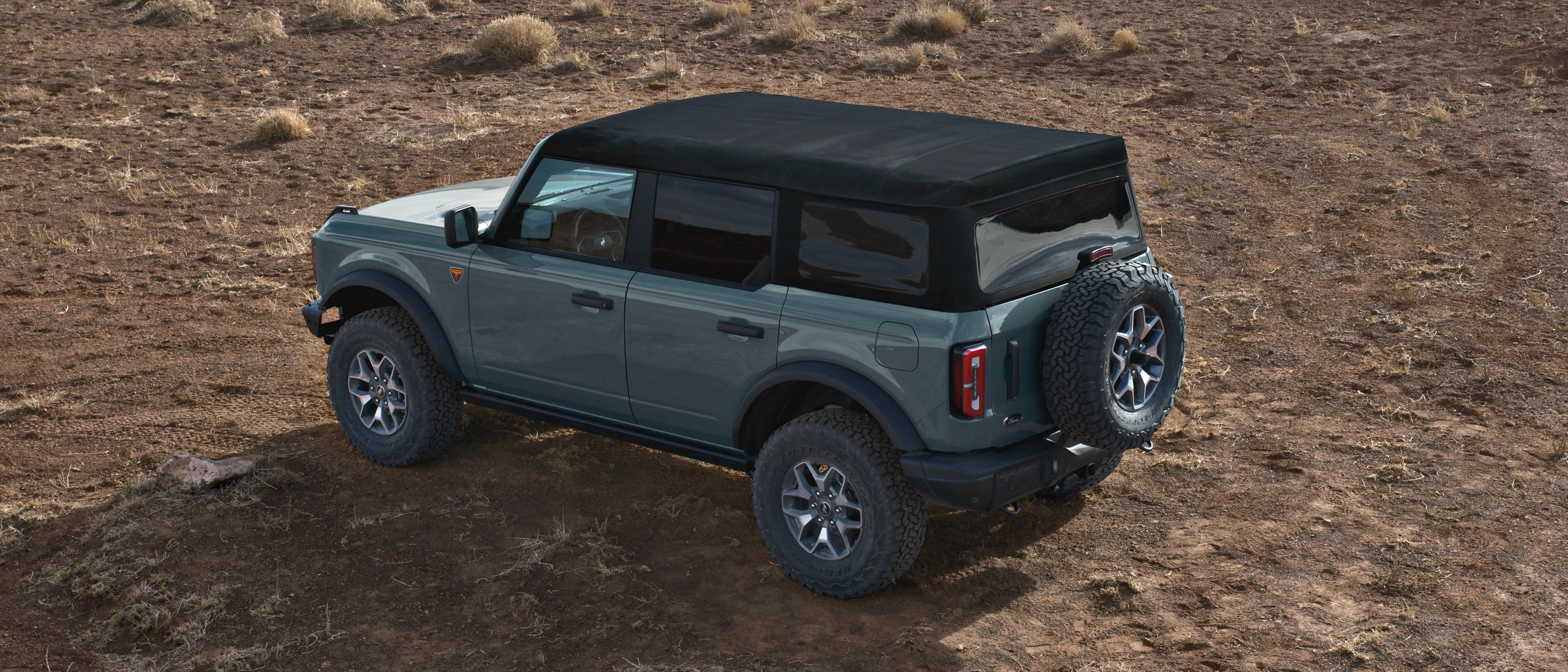 Un VUS Ford Bronco® 2025 stationné sur une vasière