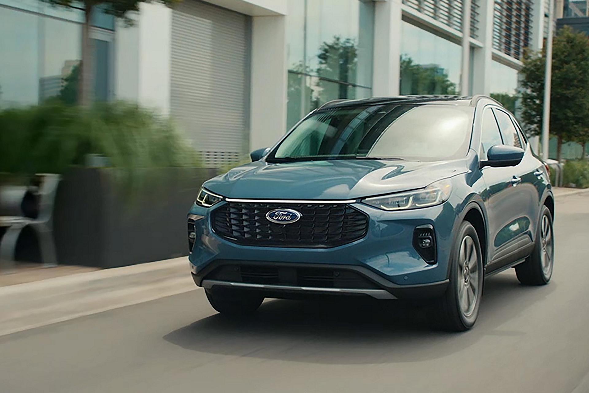 VUS Ford Escape® 2026 stationné à l’extérieur d’un immeuble de bureaux