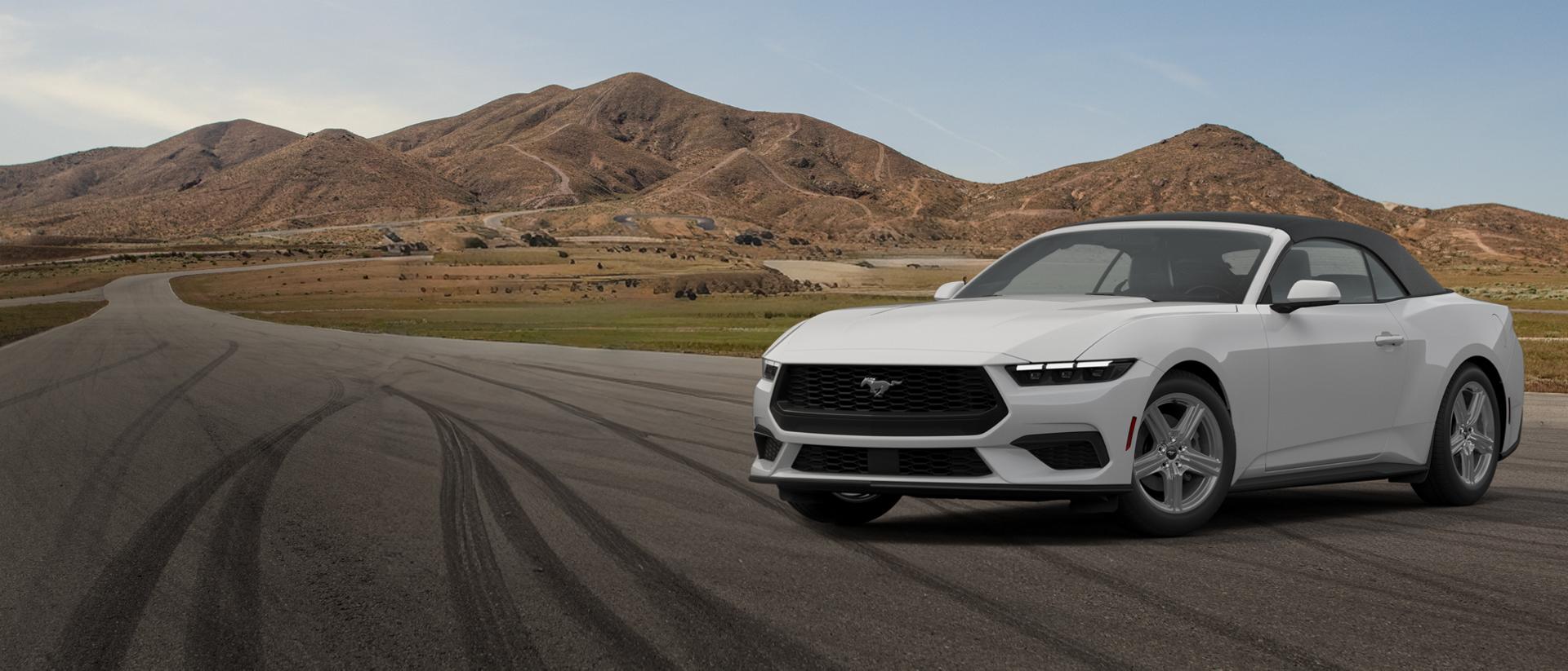 Ford Mustang® EcoBoost® Premium décapotable 2026 stationnée sur un circuit fermé