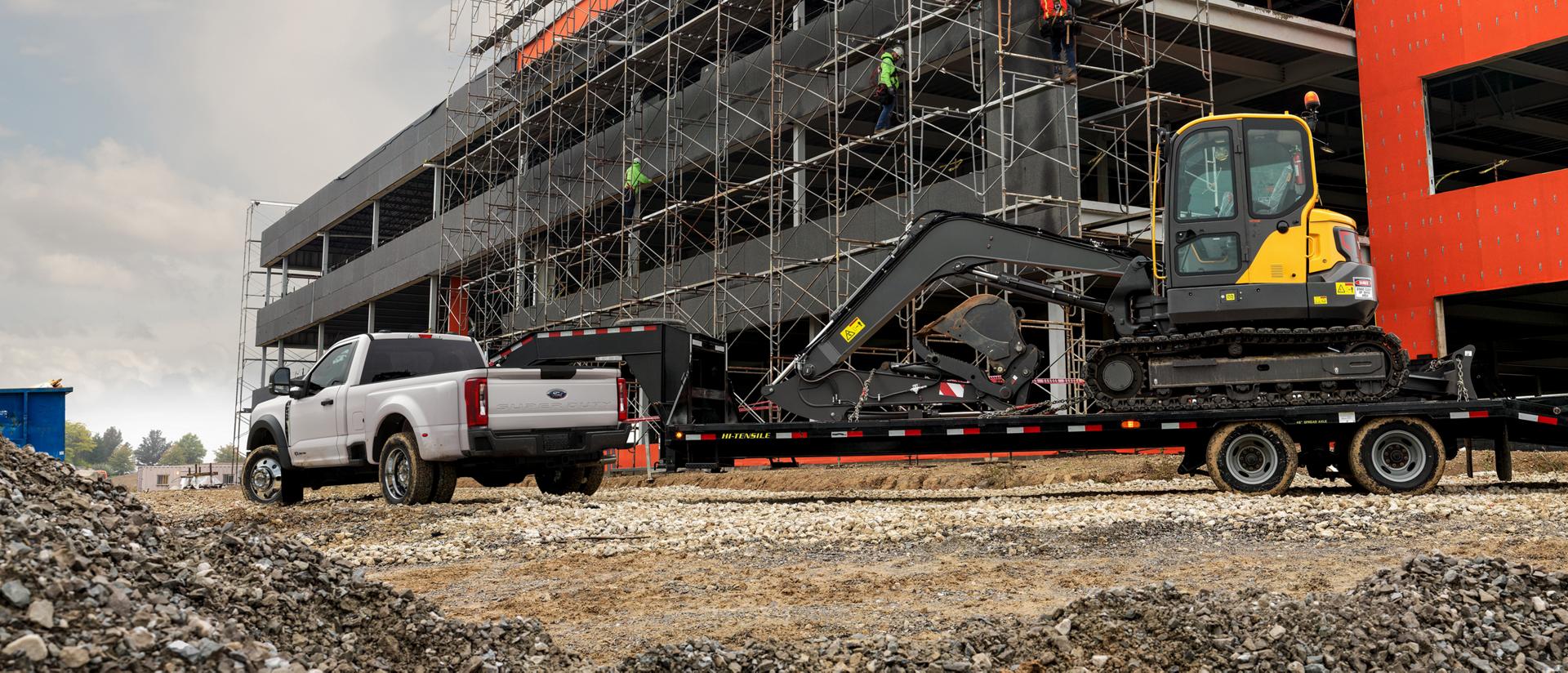 Modèle Super Duty® F-450® XL 2026 tirant une grande remorque avec un tracteur lourd