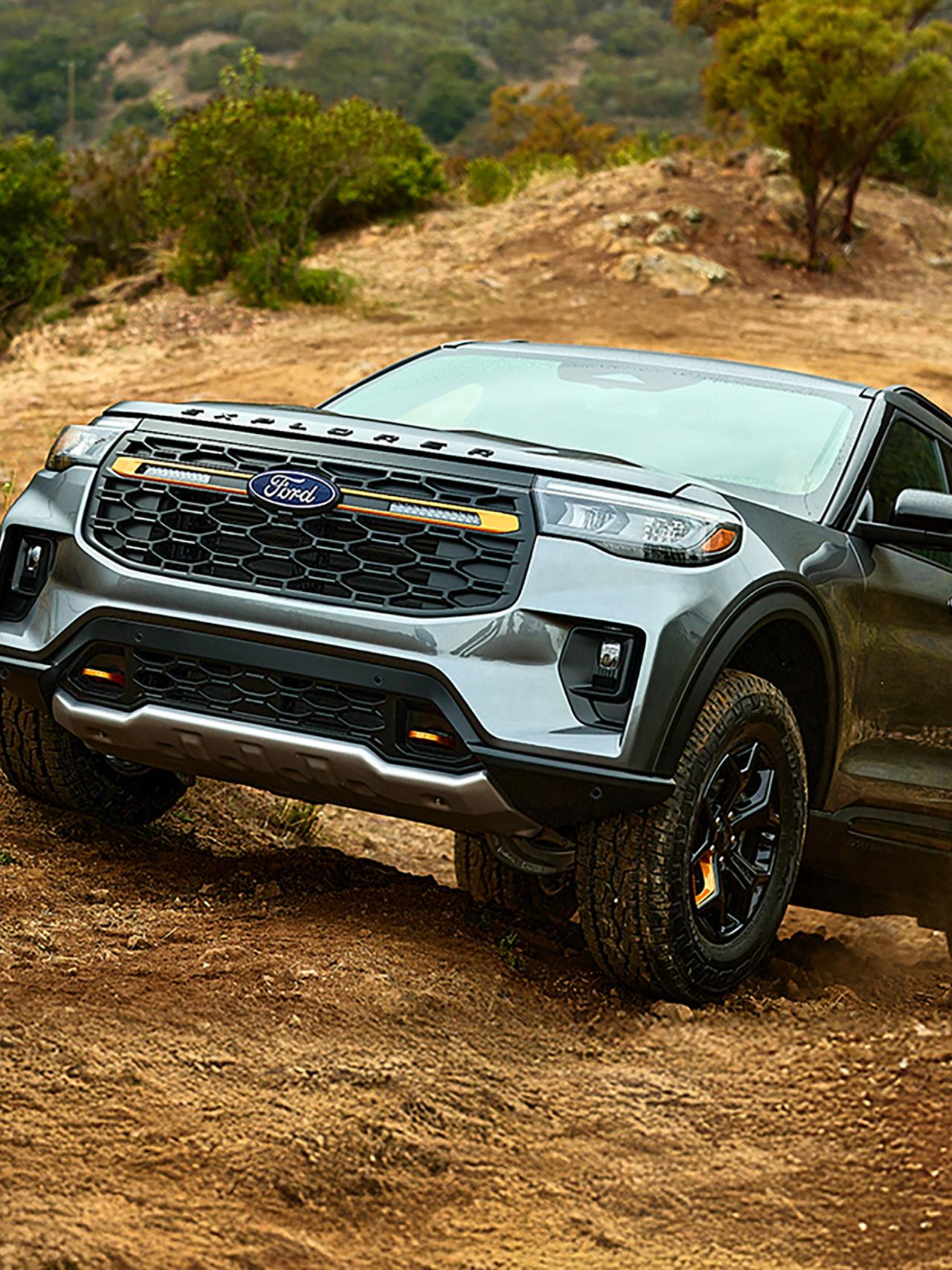 Un modèle Ford Explorer® Tremor® 2027 grimpant une colline herbeuse
