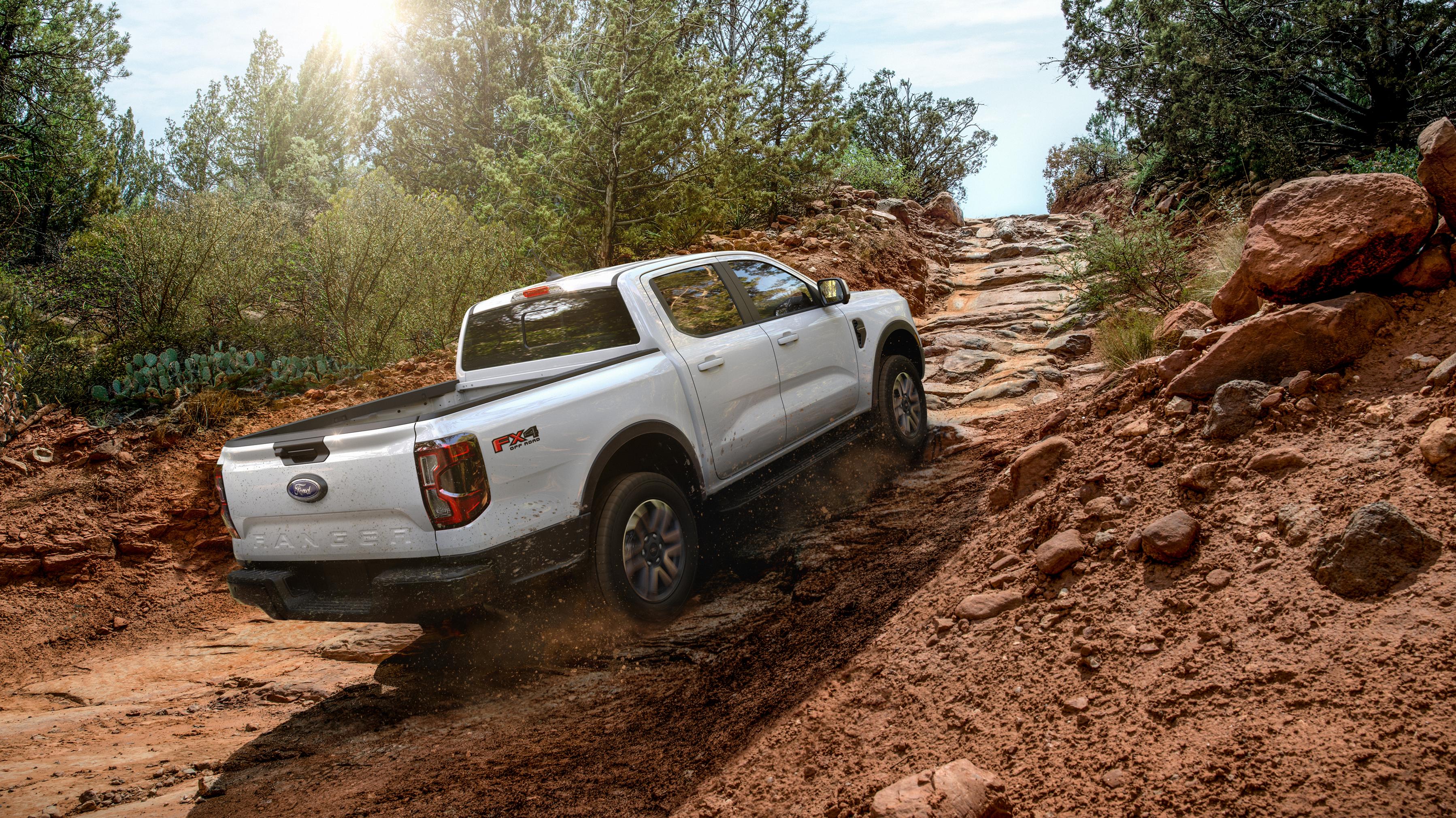 Modèle Ford Ranger® Lariat® 2026 avec ensemble hors route FX4® étant conduit sur une colline rocheuse