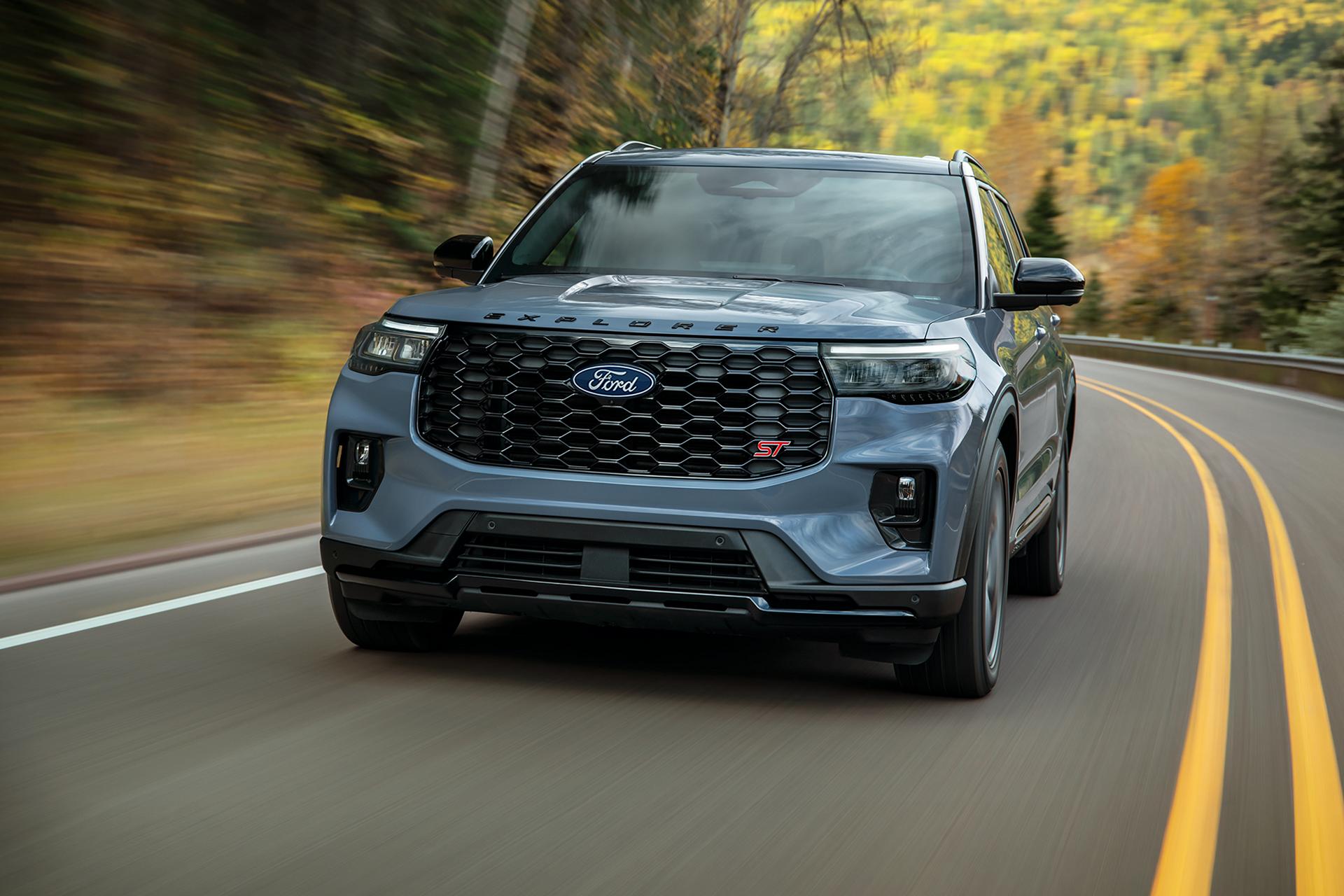 Un VUS Ford Explorer® ST  2027 circulant sur une route forestière