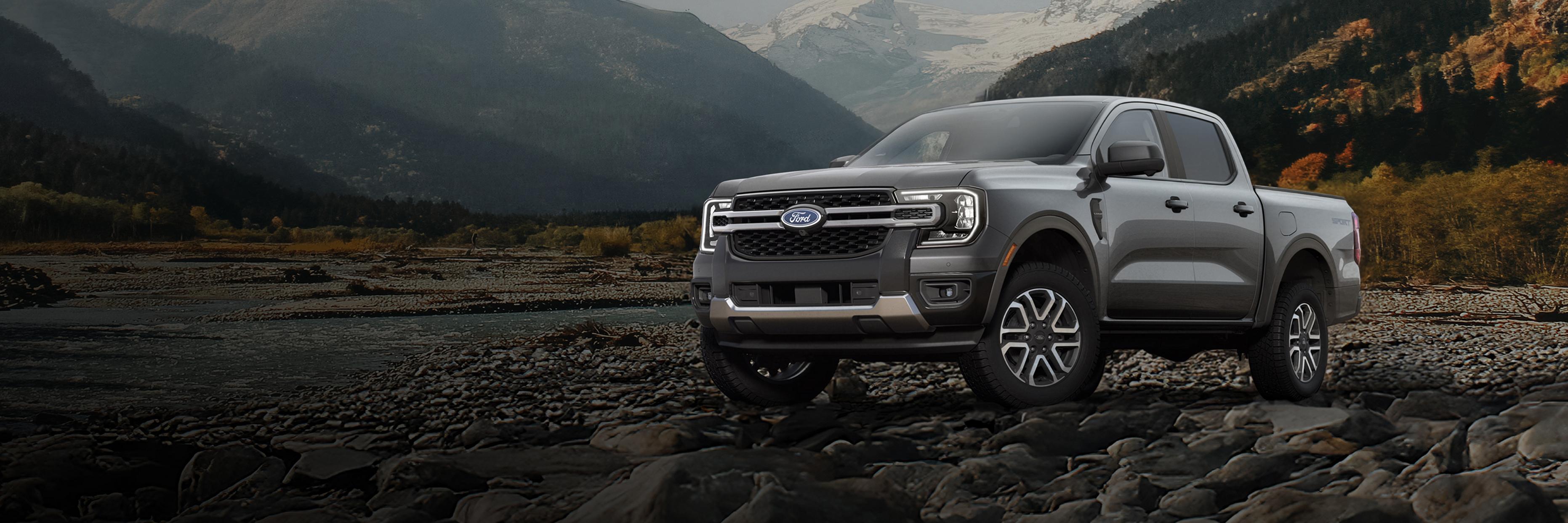 Un modèle Ford Ranger® Lariat® 2026 stationné sur une rive rocheuse dans les montagnes