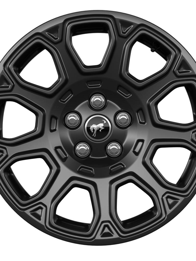 Jantes en aluminium de 17 po peintes en noir mat sur fond blanc