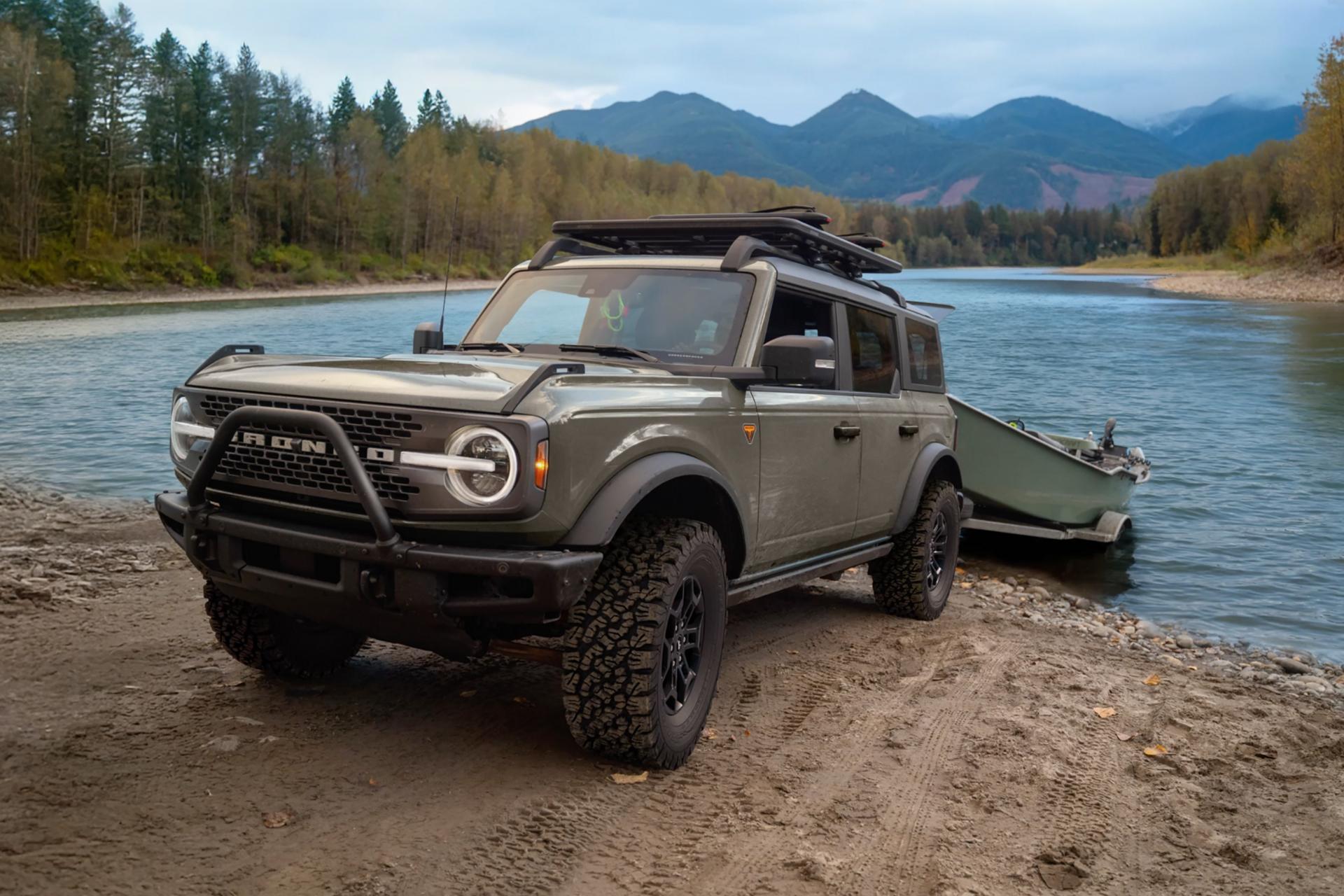 Un VUS Ford Bronco® 2026 tirant un bateau sur une remorque hors d’un lac