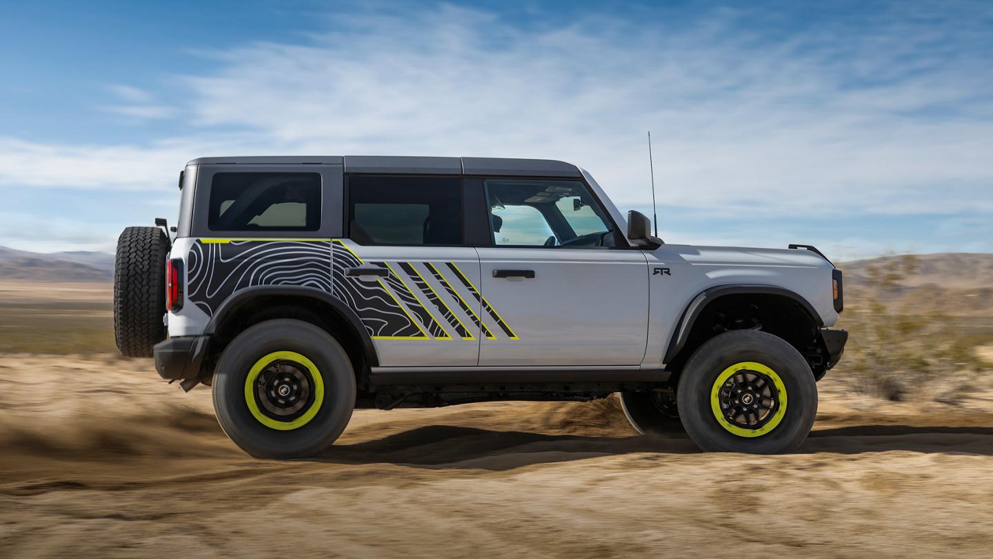 Vue latérale d’un modèle Ford Bronco® RTR 2027, montrant les graphiques de la carrosserie