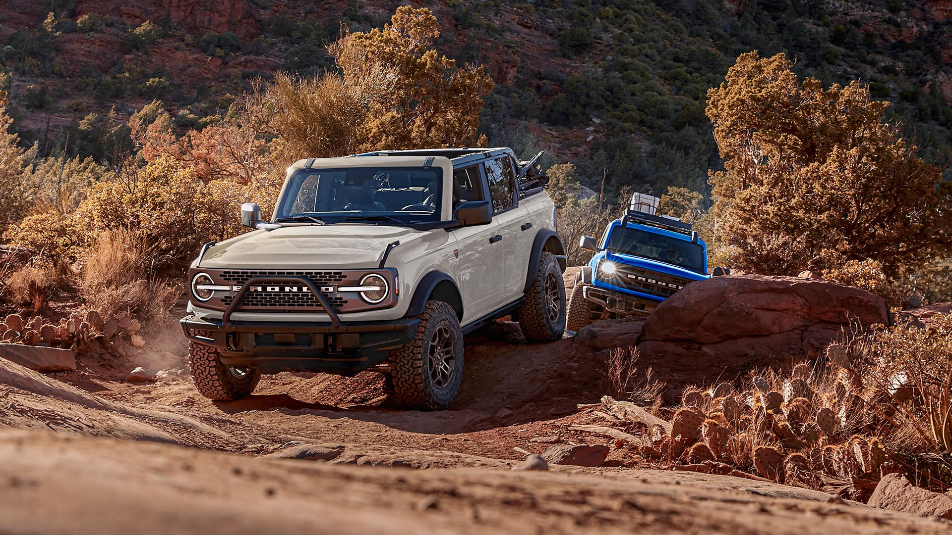 Deux VUS Ford Bronco® 2026 circulant sur une route de terre accidentée