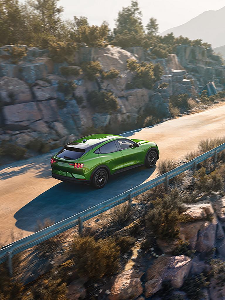 Vue aérienne d’un VUS Ford Mustang Mach-E® 2026 circulant sur une route montagneuse