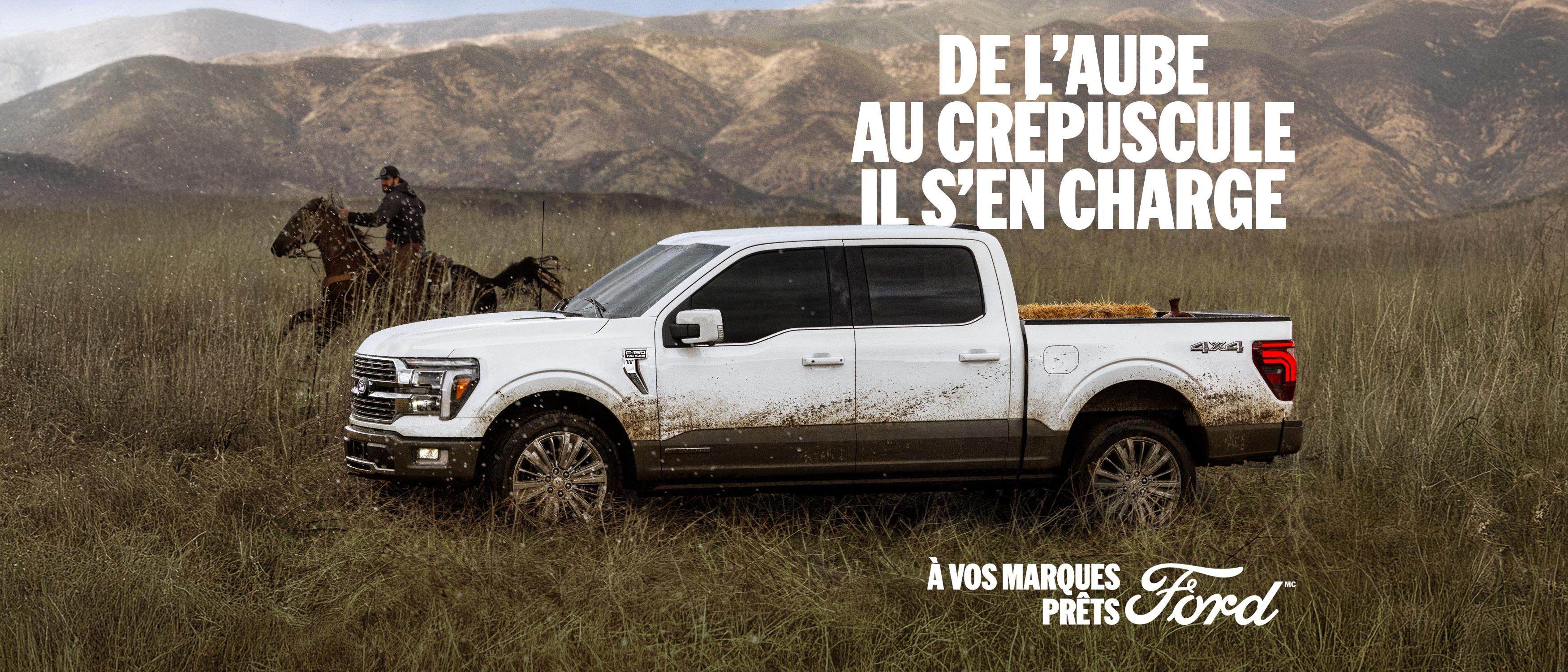 De l’aube au crépuscule, il s’en charge, camion F-150 2026 blanc roulant dans un  champ