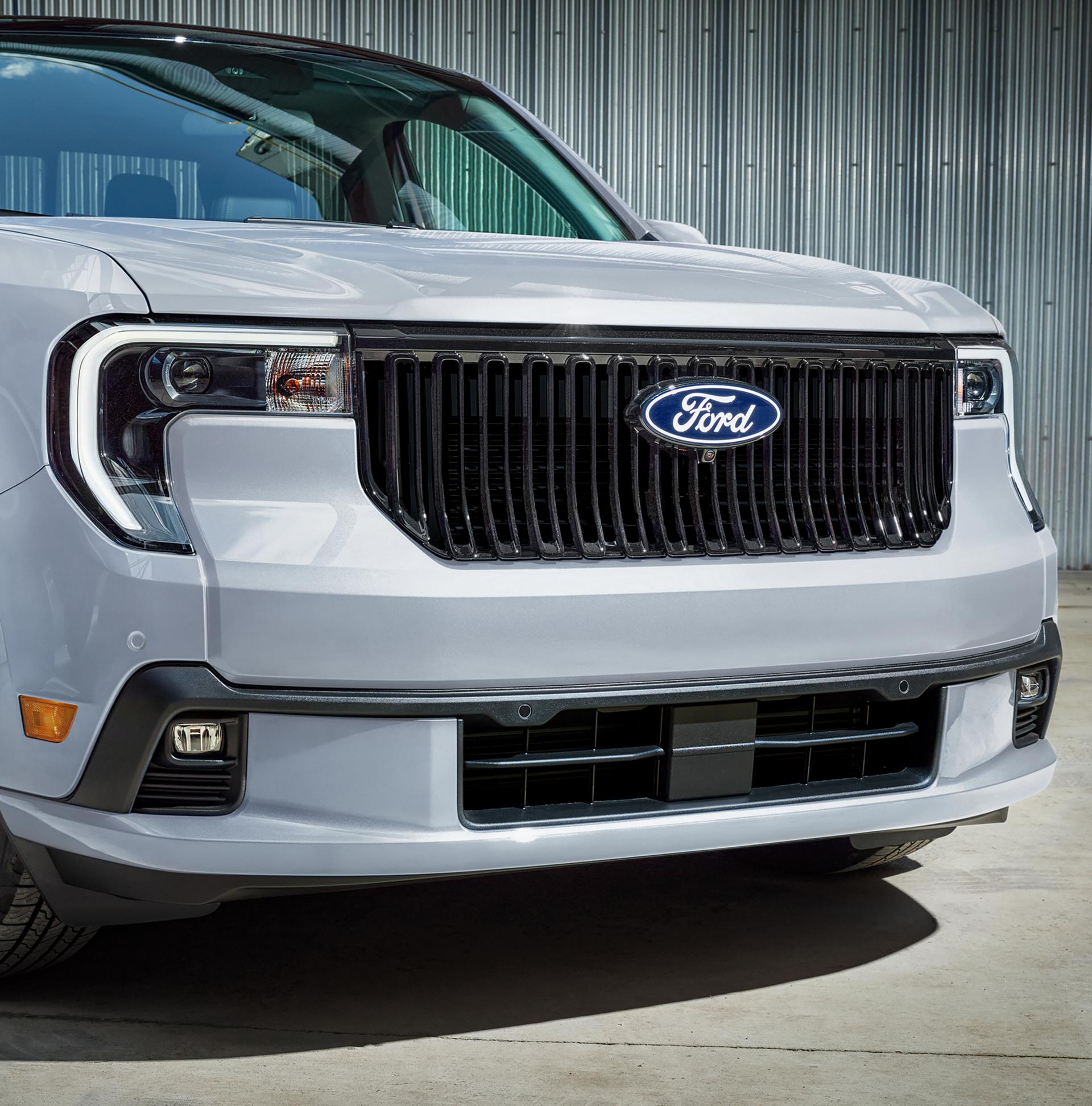 Gros plan sur la calandre avant d’un modèle Ford Maverick® Lobo™ 2026 stationné