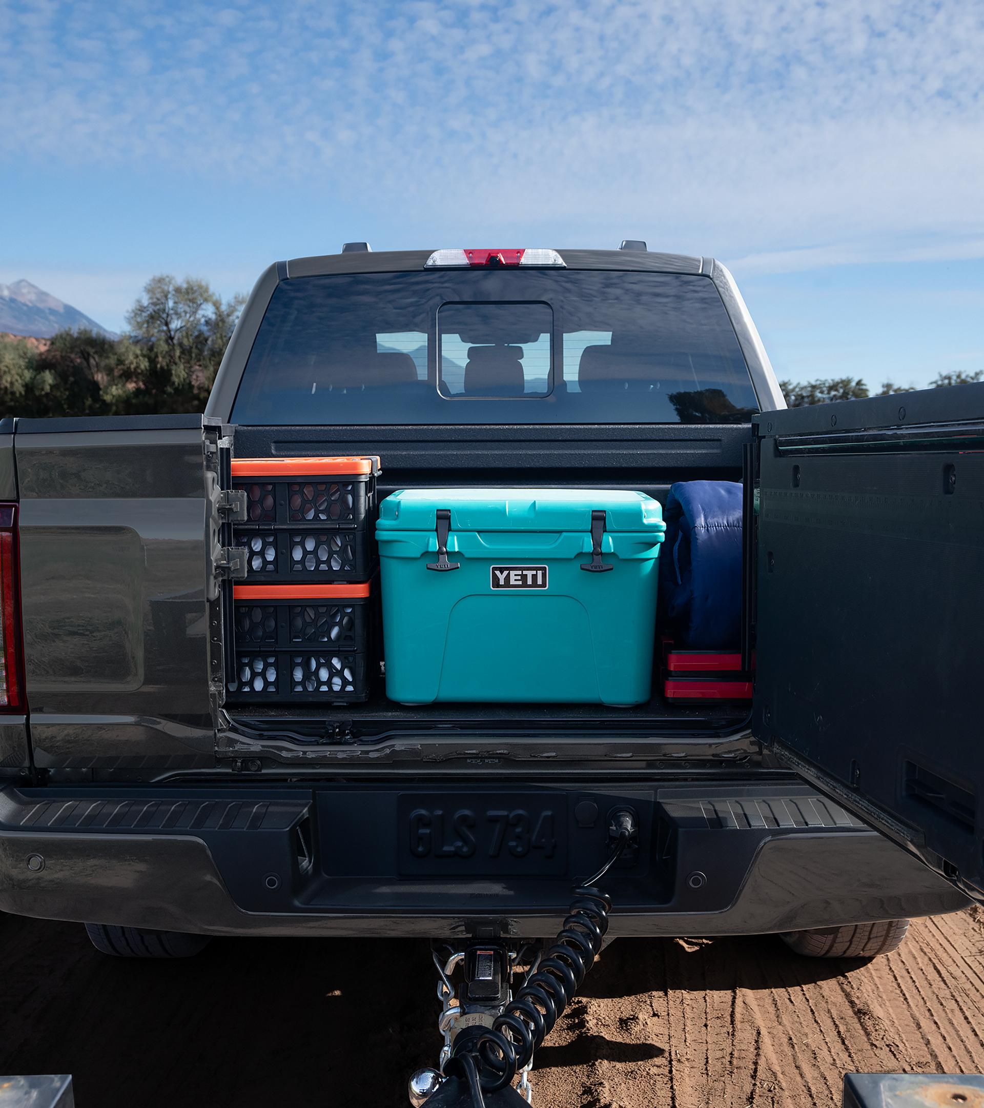 Camionnette Ford F-150® Platinum® 2026 en noir agate métallisé mettant en évidence le hayon Pro Access