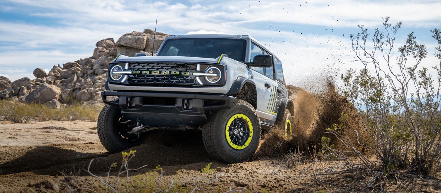Un modèle Ford Bronco® RTR 2027 roulant sur un paysage désertique parsemé de broussailles